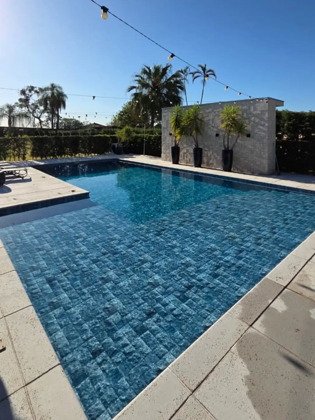 Há detalhes que transformam um projeto inteiro. 💙🏊
Neste projeto, o vinil Natural Blue cria um efeito único, valorizando a tonalidade da água e proporcionando um visual sofisticado em qualquer hora do dia.
Mais do que estética, uma piscina bem planejada une qualidade, durabilidade e conforto para transformar a área de lazer em um espaço para viver bons momentos.
✨ E para você, qual detalhe não pode faltar em uma área de lazer dos sonhos?
#KPiscinas #naturalblue #piscinadevinil #areadelazer #piscinas