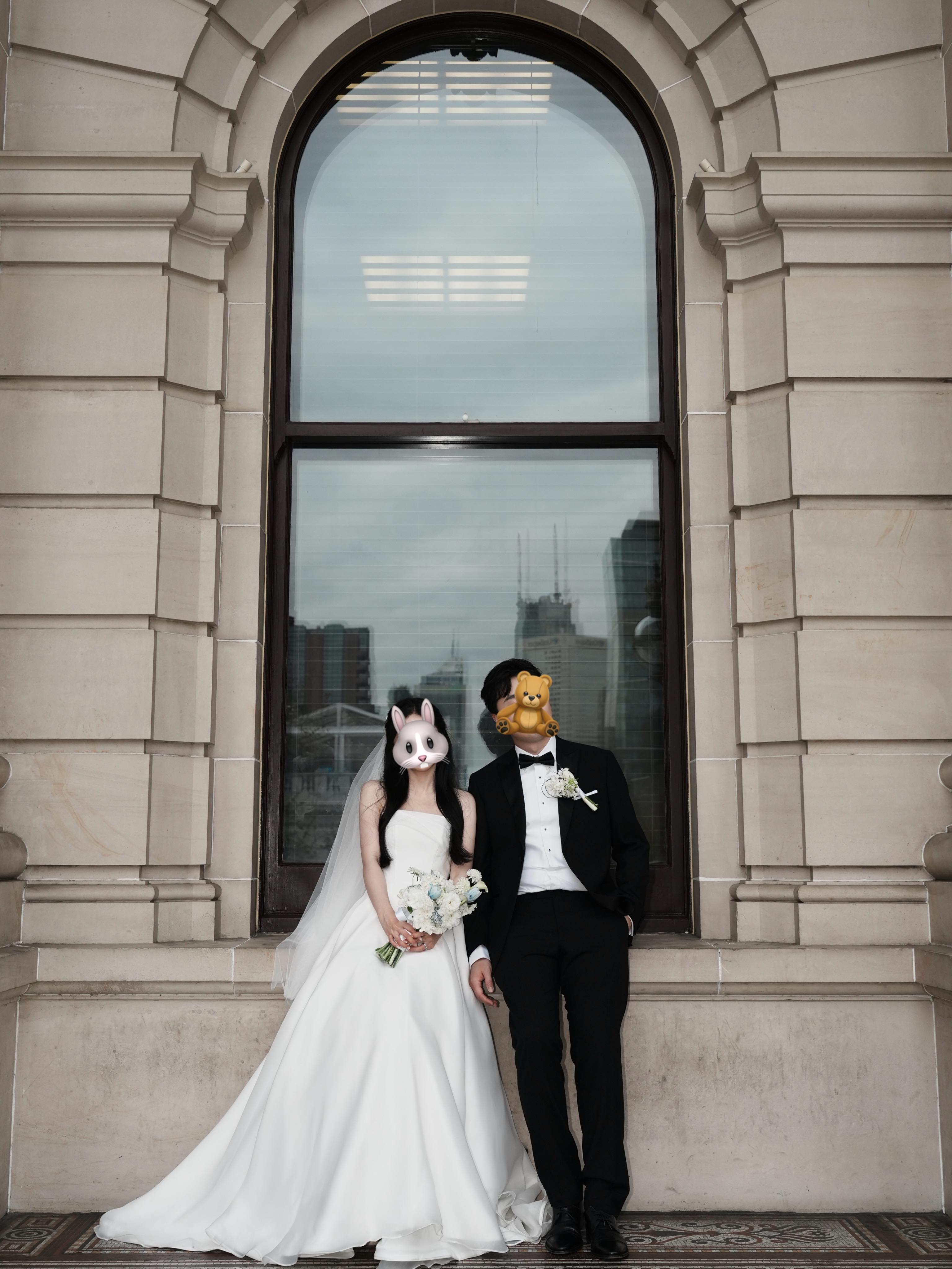 ✨✨✨✨
The beauty of a Korean-inspired bridal look isn’t in the details—it’s in the silhouette.
Soft organza, clean lines, and a moonlit glow.
Timeless today, timeless forever. 🤍
————————————————————————
韓系新娘的高級感,不靠繁複設計。
一襲簡約剪裁,配上輕柔歐根紗,
像月光一樣朦朧、乾淨、溫柔。
真正耐看的婚紗,十年後依然心動。✨