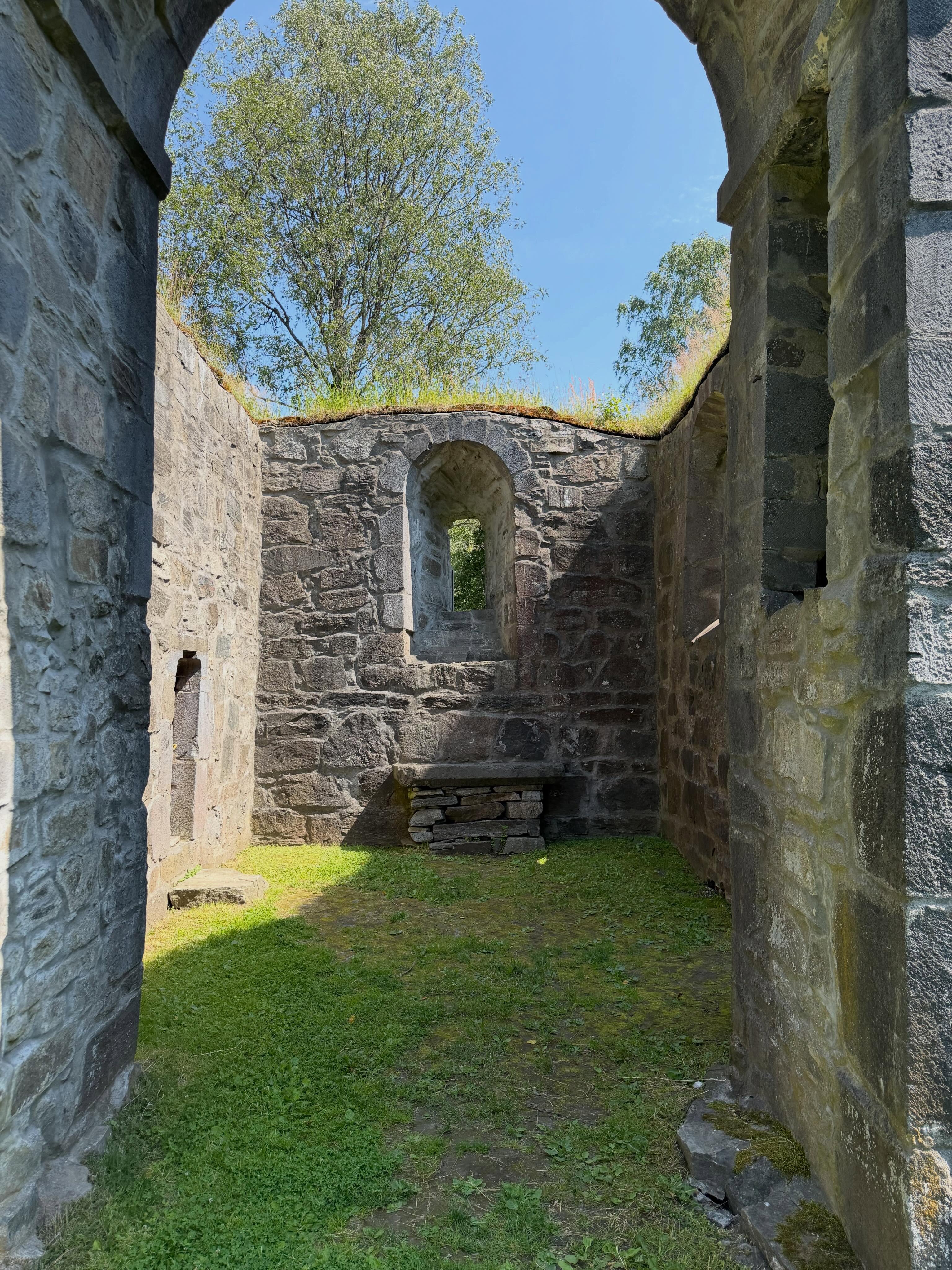 Olavskirken i Bamble med sine fine utsmykninger. Steinkirke fra før 1150 og var sentrum for Olavsdyrkningen i middelalderen.
#unescoglobalgeopark #middelalder #kulturminne