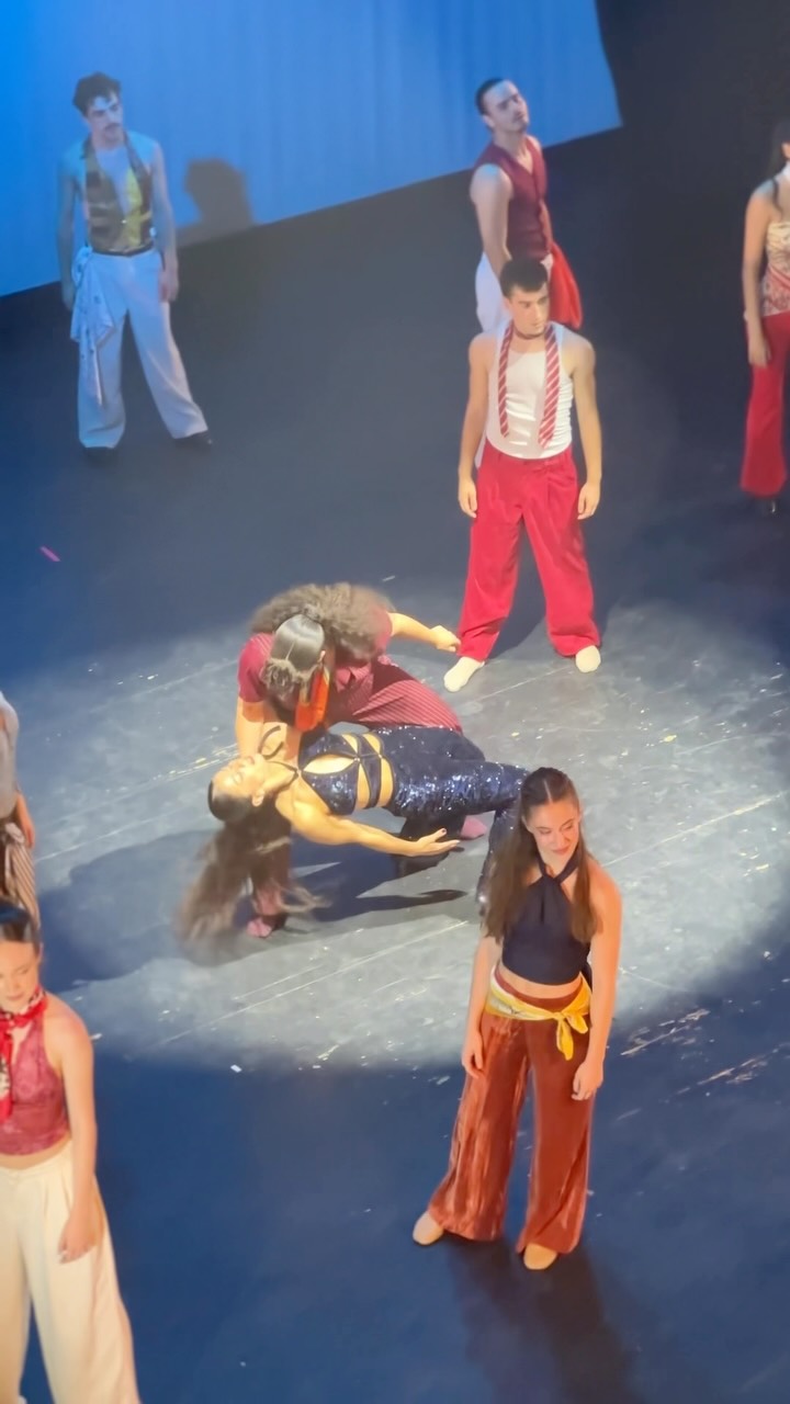 Cada gala és única. I aquesta també ho ha estat. ❤️
Perquè és sobre l’escenari on tot pren sentit.
Mesos d’assaigs, esforç, constància, reptes, aprenentatges…
i una passió compartida que es transforma en dansa.
Ens emociona acomiadar una nova promoció d’alumnes que tanquen una etapa i estan preparats per començar-ne una de nova.
Però també ens emociona veure créixer aquells que aquest any han fet els seus primers passos al Recorregut Professional, descobrint tot el camí que tenen al davant.
Gràcies a tot l’alumnat, al professorat i a les famílies per formar part d’aquest viatge.
SOM-HI!!
🎥 & Edit: @arielacnet
#SomHiDansa #RecorregutProfessional #GalaSomHi #Dansa #FormacióEnDansa