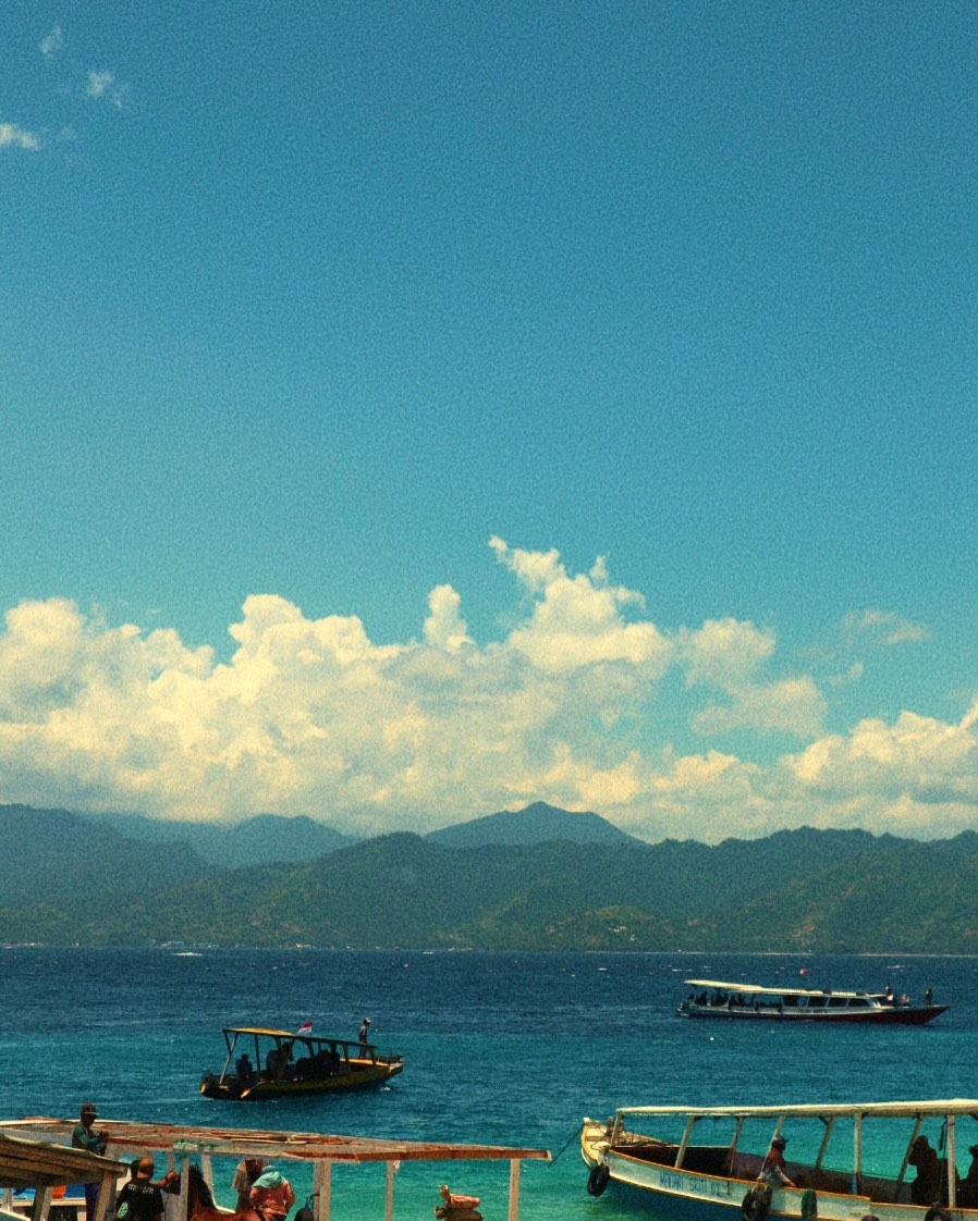 Life around water that sparks when touched by sunlight, endless colours of blue wherever you wander, favourite textures and smells, making beauty products, and people with generous hearts and sweet smiles ..
#naturalbeauty #islandlife #beauty