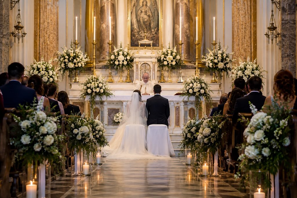 Ci sono istanti che valgono una vita. Il silenzio prima del “sì”, la luce delle candele, il profumo dei fiori e due persone che scelgono di camminare insieme per sempre.
#WeddingPlanner #LuxuryWedding #WeddingInspiration #DestinationWedding #MatrimonioElegante