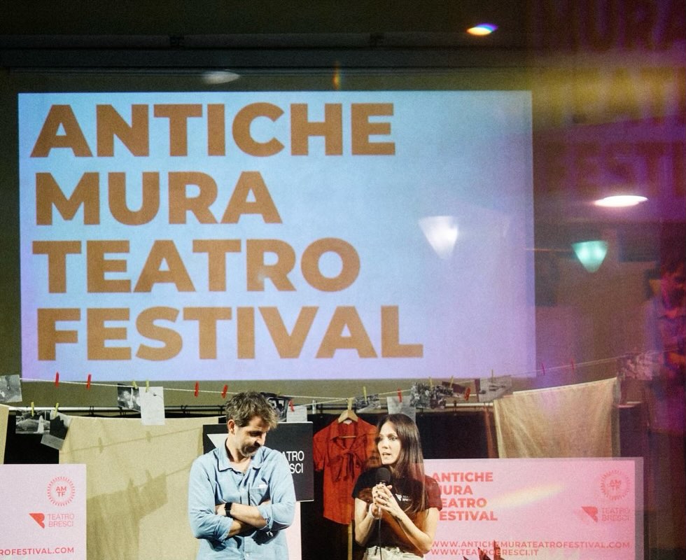 29.06.26
Quinta serata con il nostro @antichemurateatrofestival !
Vi aspettiamo agli ultimi tre appuntamenti Lunedì 6 e 13 + gran finale Martedì 14 luglio!
Grazie a tutti!
#teatro #teatrobresci #antichemurateatrofestival