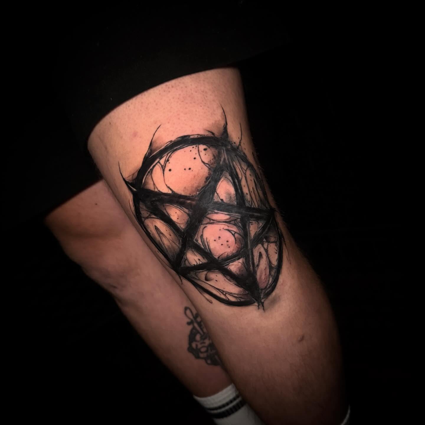 Creative freedom always flows differently!
These ones certainly aren’t for the weak 💪🏼💪🏼
Thanks for the trust Damon 🙌🏼👏🏻
Looking forward to the next one 🔥
#albury #alburytattoo #alburywodonga #blackwork #pentagram
@eternalsanctumtattoo
@bamboogoo.au
@kwadron