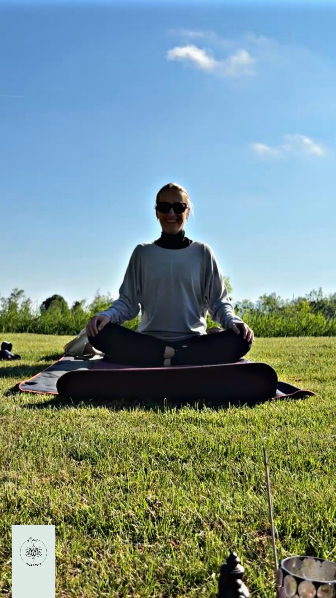 ☀️ Wir lieben diese Samstage, die anders sind als andere. Weil Wachstum selten dort passiert, wo alles auf Autopilot läuft.
Und genau so fühlte sich unsere Community & 3 Years 6th Sense Yoga Souls FREE Session letzten Samstag an. ❤️
Die Vorbereitung war bereits
Teil der Experience.
Fresh Cold Tea gegen die Hitze. ☀️
Smart Power Balls for Power statt
Food Coma.
Nicht heavy. Sondern healthy, um unsere Energie nicht auf die Verdauung zu shiften, sondern dort, wo sie hingehört:
Im Flow.
Im Moment.
Im Hier und Jetzt.
108 Sonnengrüsse. 💪😮💨
Ohne Druck,
Ohne Wettbewerb.
Ohne Vergleiche.
Alle in ihrem eigenen Rhythmus.
With or without breaks, denn es ging nicht um die Faster. Harder. More. Society.
Wo Pausen als Schwäche gelten,
Erschöpfung als Fleiss gefeiert wird und innere Ruhe fast schon rebellisch wirkt.
Es ging um:
✨ Präsenz.
✨ Verbundenheit.
✨ Gemeinschaft.
Keine Rollen. 🎞️
Keine Masken. 🎭
Kein Funktionieren. 🤖
Mensch sein ❤️ & etwas
anderes zu tun als die Masse.
Wenn du bis zum Ende des Reels schaust, erwartet dich übrigens noch unser ganz besonderer Überraschungs-Motivator. Und entdeckt wer/was es ist?
Trust us.
Er/Sie hat definitiv einige Herzen gestohlen.
Als wir @the End im Shavasana
lagen, wurde vielen bewusst:
Es waren not easy 108 Sonnengrüsse.
Es sind 108 Reminder daran, wie gut es
sich anfühlt, Körper, Geist und Seele
zu conecten. 💖
✨ Genau deshalb lieben wir Yoga.
Save dir den Internationalen Welt Yoga Tag am Mo. 21.06.2027 bereits heute in deiner Agenda.
Denn gewisse Momente
lassen sich nicht erklären.
Du darfst & sollst sie in
deinem LEBEN erLEBEN. 🫶
Warst du dabei? Und wenn nicht:
Wärst du 2027 gerne mit am Start?
Namaste. Eure 6th Sense Yoga Souls
YOGA
FLOW
COMMUNITY
MINDFULNESS
SELBSTREGULATION
#worldyogaday
#yogaforlifebalance
#mindsetshift
#bodymindsoulbalance
yogacommunity