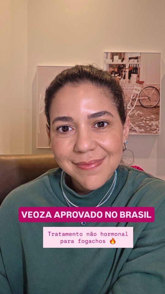 Uma notícia muito importante para mulheres que convivem com os fogachos da menopausa: a ANVISA aprovou o Veoza® (fezolinetanto) no Brasil.
Trata-se da primeira terapia não hormonal aprovada para o tratamento de ondas de calor e suores noturnos moderados a intensos associados à menopausa.
Mas por que essa aprovação é tão relevante?
Porque os sintomas vasomotores não são apenas um desconforto passageiro. Estudos mostram que até 80% das mulheres apresentam fogachos durante a transição menopausal, e para muitas eles podem persistir por mais de 7 anos, impactando sono, humor, produtividade, relacionamentos e qualidade de vida.
O fezolinetanto atua de forma diferente dos tratamentos hormonais. Ele age em uma via cerebral envolvida no controle da temperatura corporal, ajudando a reduzir a frequência e a intensidade dos fogachos sem utilizar hormônios.
Nos estudos clínicos de fase 3 que envolveram mais de 3.000 mulheres, o medicamento demonstrou:
✔️ Redução significativa das ondas de calor e suores noturnos
✔️ Melhora da qualidade do sono
✔️ Melhora da qualidade de vida
✔️ Benefícios percebidos já nos primeiros dias de tratamento em muitas pacientes
Outro aspecto que chama atenção é que essa pode ser uma alternativa importante para mulheres que não podem ou não desejam utilizar terapia hormonal. Atualmente, estudos específicos vêm avaliando sua utilização em pacientes com histórico de câncer de mama, uma população frequentemente afetada por sintomas vasomotores intensos.
É importante lembrar que nenhum medicamento é indicado para todas as mulheres. O fezolinetanto possui contraindicações, possíveis interações medicamentosas e requer monitorização da função hepática durante o tratamento.
A chegada de novas opções terapêuticas amplia nossa capacidade de individualizar o cuidado e oferecer mais qualidade de vida para as mulheres nessa fase da vida.
A menopausa não precisa ser sinônimo de sofrimento silencioso.
Você já conviveu com fogachos que atrapalharam seu sono ou sua rotina?
Dra. Ana Beatriz Matos
Ginecologista e Mastologista
CRM 141-427SP
RQE 61181 61182
#Menopausa #Fogachos #Onda