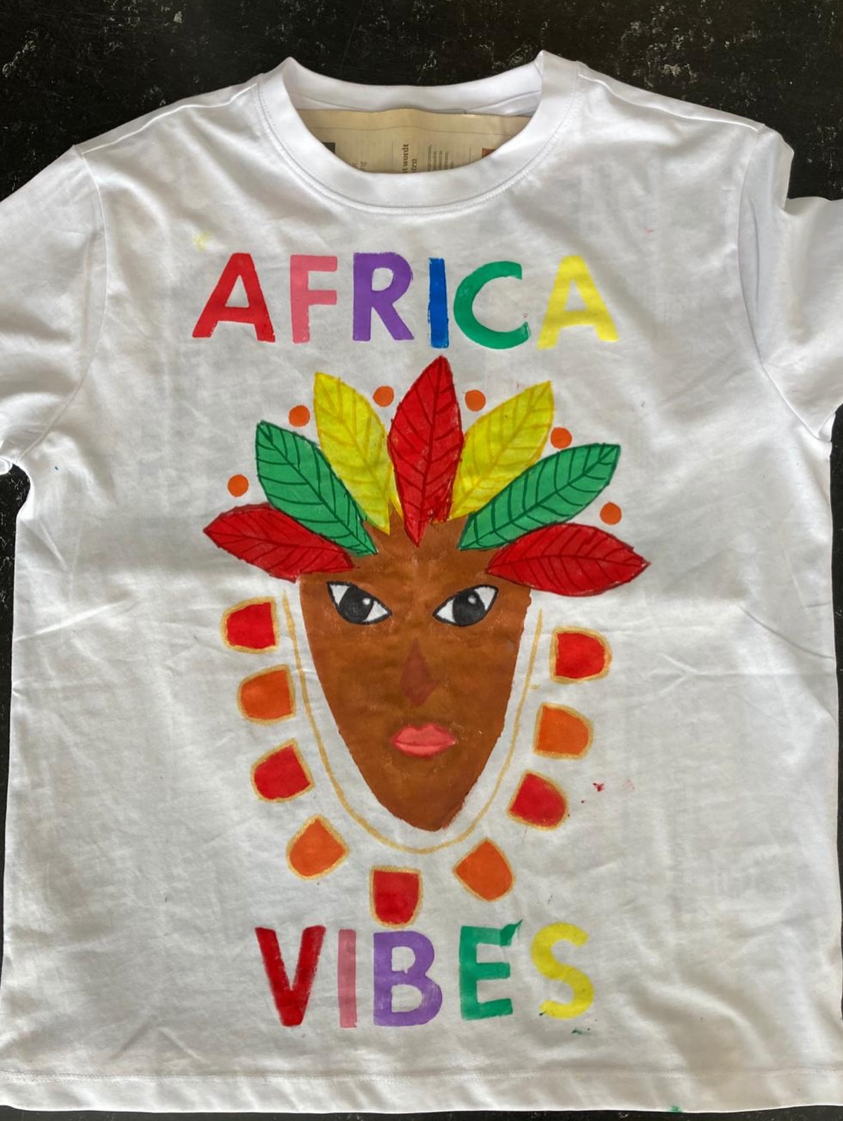 ☀️💃 Wat een week!
Voor iedere bouw hebben we deze week een dansvoorstelling opgevoerd voor ouders. Ondanks de tropische temperaturen hebben onze leerlingen zich van hun beste kant laten zien. Petje af voor hun inzet, enthousiasme en doorzettingsvermogen! 👏
Morgen is de bovenbouw aan de beurt. Zij zullen niet alleen schitteren op het podium, maar doen dat ook nog eens in de geweldige shirts die zij samen met Anita hebben gemaakt. We kijken ernaar uit! 🎭👕✨
