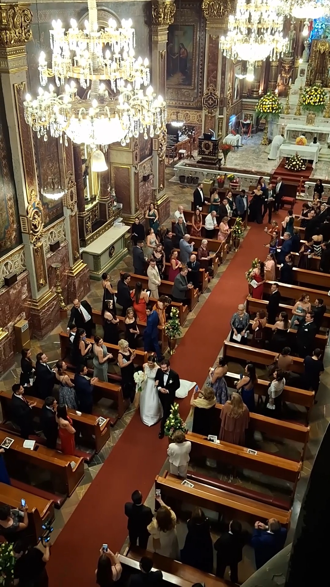 El hermoso #HimnoAustriaco de #Haydn con el órgano del Santuario de Nuestra Señora de Guadalupe en Guadalajara y trompeta solista. Se interpretó como obra de salida para esta boda celebrada en #NovusOrdo
¿Que opinas de la magestusidad del Santuario y de la interpretación de obras clásicas para estas ceremonias?