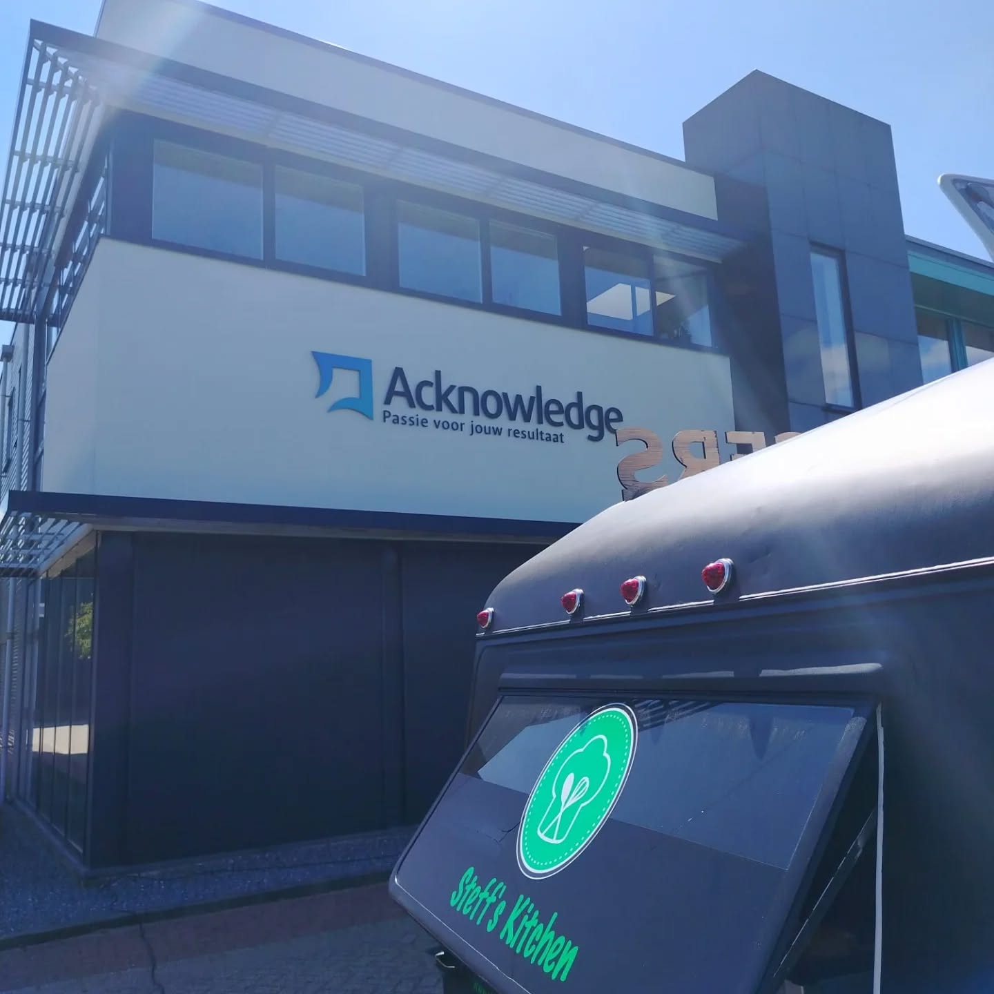 🍔🚚 Lunchtijd!
Vandaag staan we met onze foodtruck bij een bedrijf waar de medewerkers worden verrast met een heerlijke lunch. Op het menu? Een vers broodje hamburger met knapperige, verse frietjes. 🍟😋
Wij zorgen voor de burgers, de frietjes én de gezelligheid. Iedereen: eet smakelijk en geniet ervan!
Lijkt het jou ook leuk om jouw collega's of medewerkers te verrassen met een smakelijke lunch of diner? Stuur ons gerust een berichtje! 😊