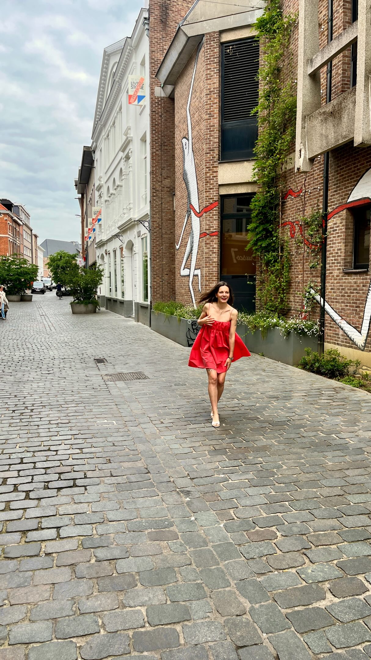 Be dainty like Anne in een Bernadette 🎀
#rierie #rental #partywear #feestkledij #weddingguest