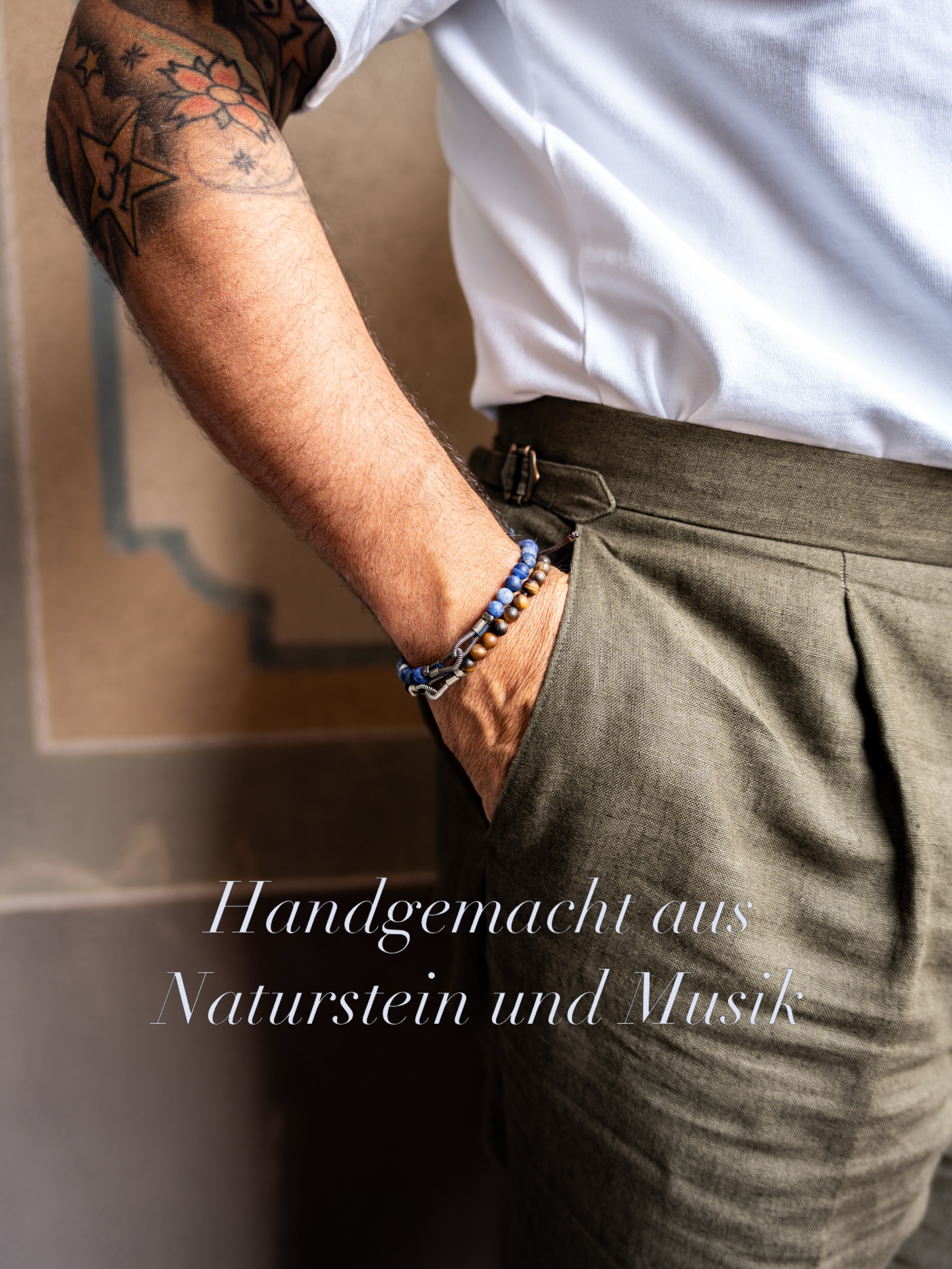 „Sing a Song“ Armband
Gefertigt aus runden Natursteinen und einem grössenverstellbaren Makramee‑Band. Verziert mit zwei ineinander verschlungenen Bassringen – eine kleine Ode an die Vereinigung und an die Musik.
Die französische Marke Sing a Song kreiert ihre Schmuckstücke aus recycelten Gitarren‑ und Basssaiten. Jedes Armband ist ein Unikat – durch die natürlichen Steine kann die Farbe leicht variieren und macht jedes Stück besonders.
Preis: CHF 118.00
Erhältlich bei uns in verschiedenen Varianten.
#tailoring #bracelets #bespoke #mode #massanzug