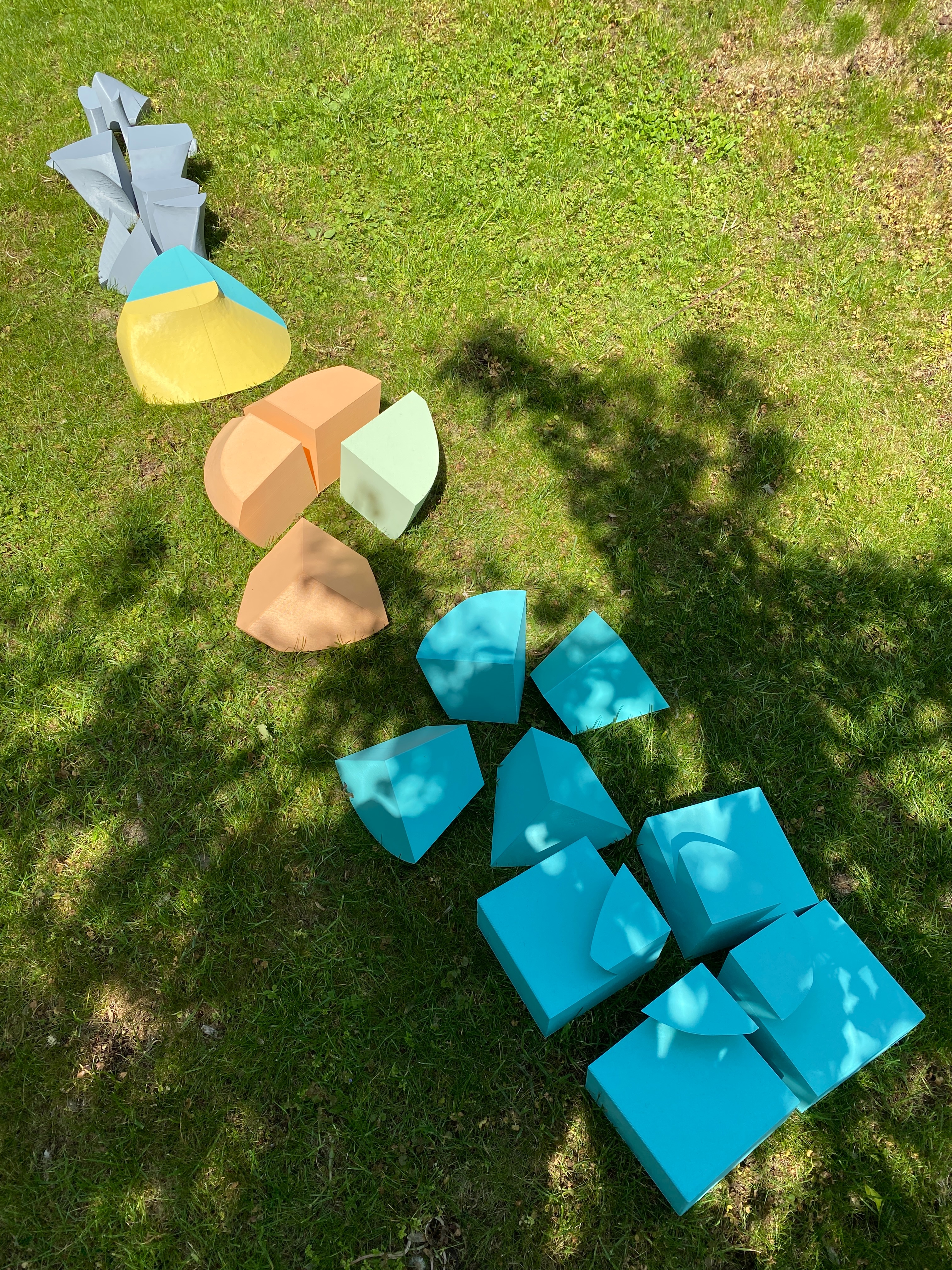 Dokončil jsem práci na 120 cm soše, kterou jsem celou vytisknul na 3D tiskárně! Než vám ale ukážu finální výsledek, mám pro vás malou soutěž.
❓ Tipněte si, o jakou sochu se jedná? Co nebo koho znázorňuje?
💬 Svůj tip napište do komentářů. Taky nezapomeňte v komentáři označit někoho, koho by tahle soutěž mohla bavit, a sledujte profil, ať vám neuteče odhalení finální 120 cm sochy ani vyhlášení vítěze!
🎁 Ze všech správných odpovědí (nebo těch, které budou nejblíže) vylosujeme jednoho výherce, který získá zmenšenou verzi této sochy.
📅 Soutěž končí v neděli 5. července a vítěze oznámíme v komentářích nebo ve stories.