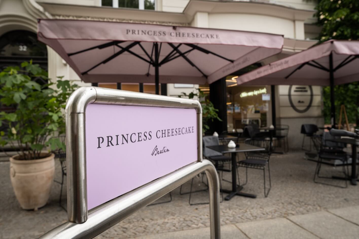 ✨ Euer Lieblingsplatz im Berliner Sommertrubel ✨
Manchmal muss die Welt einfach einen Moment draußen warten. 🤍
Unsere Cafés in Mitte und Charlottenburg sind genau diese kleinen Oasen, an denen die Zeit für eine süße Pause stillsteht. Wenn die Stadt im Sommer pulsiert, findet ihr bei uns den perfekten Rückzugsort: Setzt euch auf unsere Terrasse, spürt die warmen Sonnenstrahlen und lasst euch von uns verwöhnen.
Ob ein tiefgründiges Gespräch bei einer Kanne feinstem Tee, das gemeinsame Anstoßen mit einem kühlen Glas Champagner oder einfach der pure, stille Genuss eures absoluten Lieblings-Cheesecakes – wir schaffen den Rahmen für eure schönsten Sommermomente.
Kommt vorbei, bringt eure Lieblingsmenschen mit oder nehmt euch ganz bewusst Zeit für euch selbst. Wir haben die Vitrinen voll und euren Lieblingsplatz schon bereitgestellt. ✨☕🍰
#PrincessCheesecake #CafeVibes #BerlinMitte