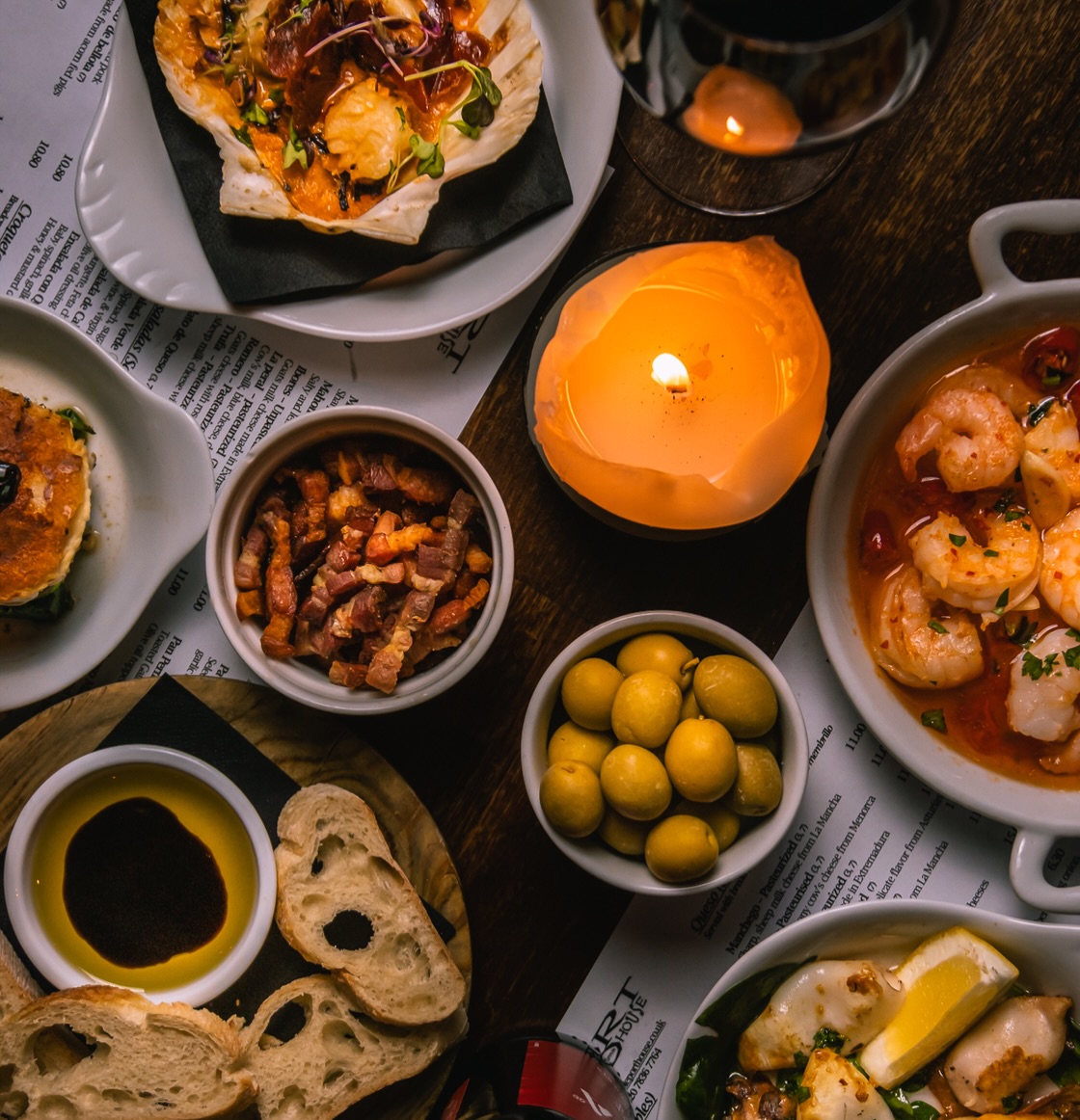 Match day plans? We’ve got you covered. Start your afternoon with a selection of delicious tapas and sharing plates, perfect for getting into the match-day spirit. #glutenfree #coeliaclondon #tapasbar #londontapas #theporthouse