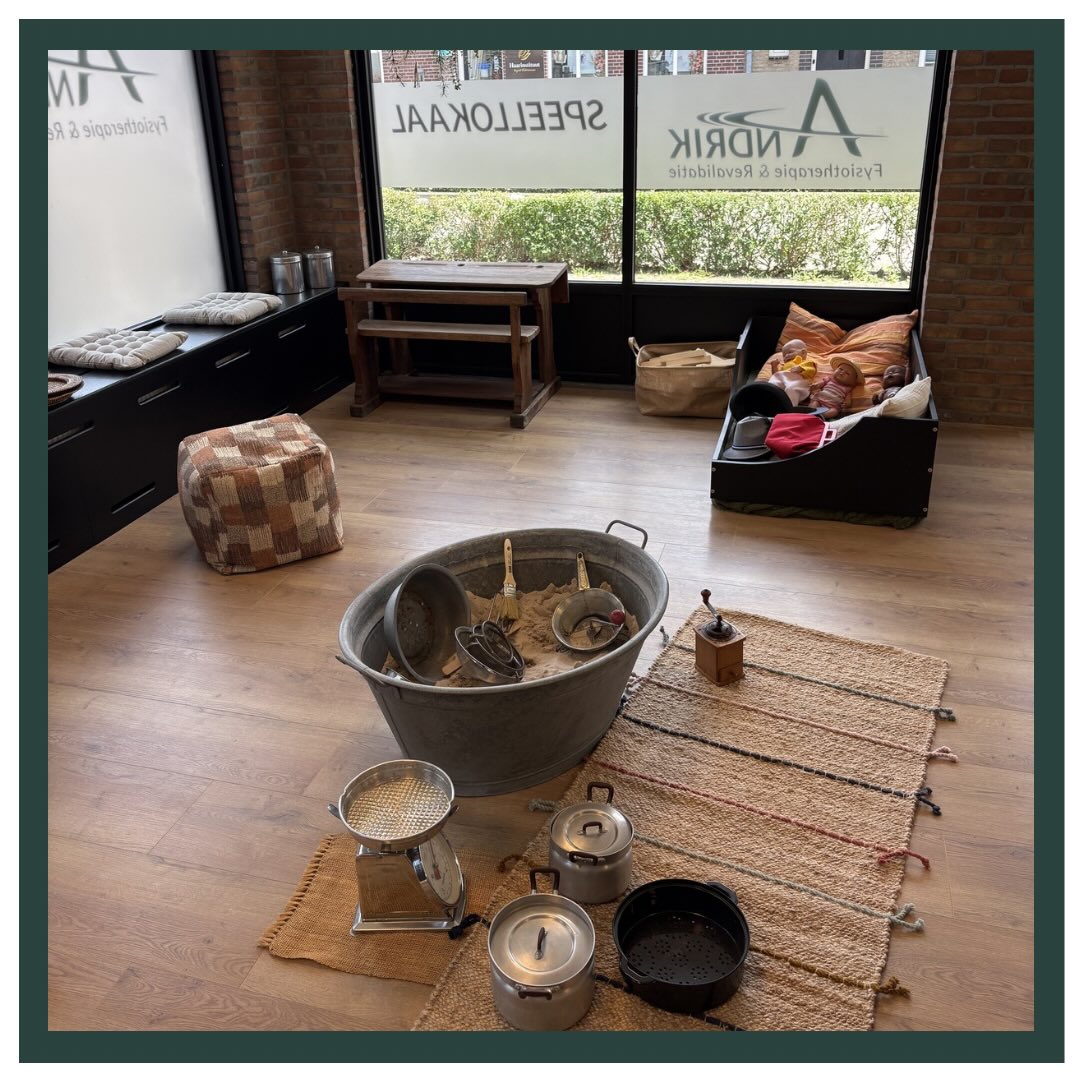 SPEELLOKAAL🧸
Kijk deze fantastische plek eens!🤩
Het Andrik Fysio Speellokaal is een plek waar kinderen van 0 t/m 4 jaar samen mogen ontdekken, bewegen, klimmen, kruipen, ontwikkelen en spelen.
Het is ook een plek waar ouders elkaar kunnen ontmoeten. Waar ervaringen gedeeld worden, herkenning gevonden wordt, waar ruimte is om gezellig te kletsen en te genieten van de kleine momenten met jullie kindje(s). Kortom, een hele fijne, warme en huiselijke plek waar spel, ontwikkeling en verbinding centraal staat.❤️
Als je hier binnenstapt voel je je toch gelijk al helemaal welkom? 🥰
🌿 Voor kinderen van 0 t/m 4 jaar, samen met een ouder en/of verzorger.
🌿 Sensomotorisch spel.
🌿 Wekelijks is een kinderfysiotherapeut aanwezig voor vragen en advies.
🌿 Maandag t/m vrijdag van 09.00 tot 12.00 uur.
🌿€3,- per kind per keer.
Zoals jullie weten openen we op 4 juli officieel onze deuren. Van 10:00 tot 15:00 uur ben je van harte welkom om een kijkje te komen nemen. Neem je kindje(s) gezellig mee en proef alvast de sfeer!🌻
Wij kunnen niet wachten om jullie op deze fijne nieuwe spreekuur locatie én in het speellokaal te zien!🤗
Ook blijft onze fijne locatie in Dongen bestaan. Dit zal onze hoofdlocatie blijven voor het maken van medische echo’s en pretecho’s.👶🏼
➡️📸
#speellokaal #fysioandrik #verloskundigenlev #opening #nieuwelocatie