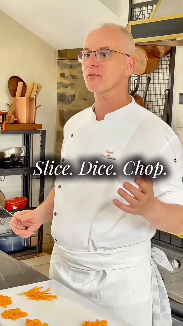 « Let’s start with the knife. »
It’s one of the first things you’ll hear from Chef Eric.
👨🏼🍳Every cooking week begins by learning the classic French vegetable cuts. It may seem simple, but these techniques are the foundation of French cooking and something you’ll use long after you’ve returned home.
🔪Once you’ve mastered the basics, everything else starts to fall into place.