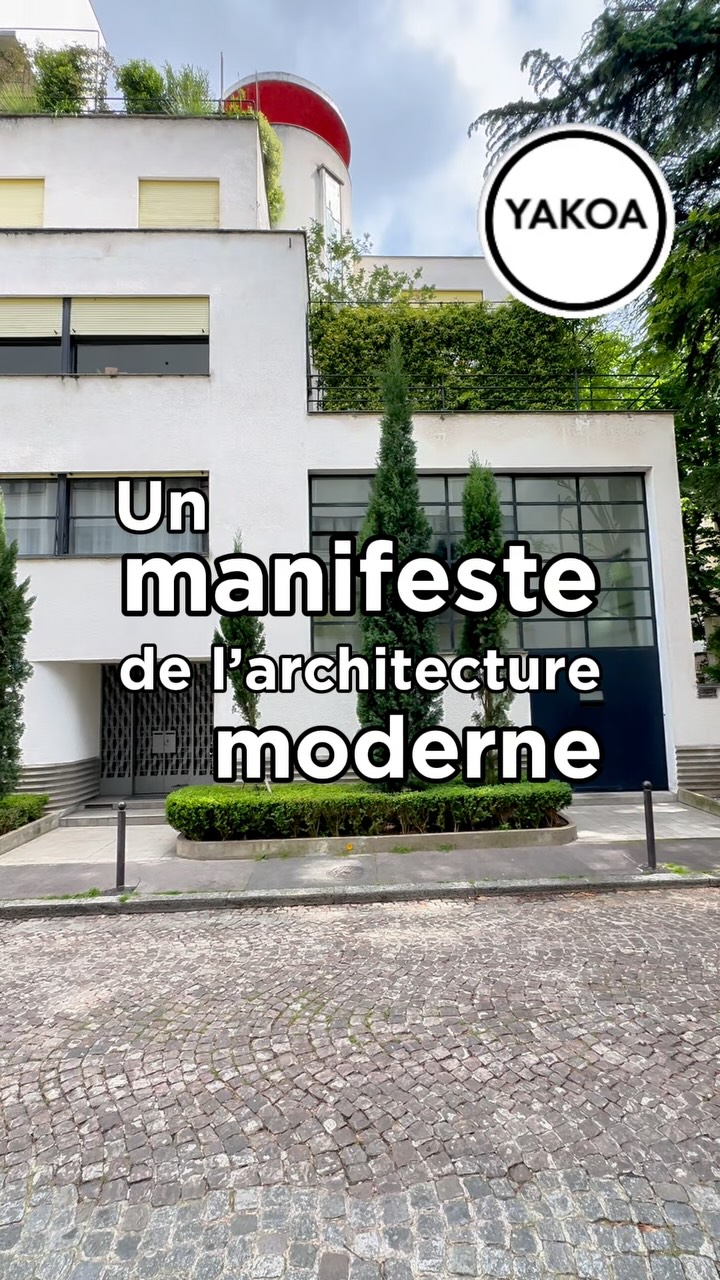 Dans le 16e arrondissement de Paris, entre Auteuil et Passy, se cache un lieu méconnu et unique. C’est la rue Mallet-Stevens, une petite rue discrète de 70 mètres qui est devenue l’un des symboles de l’architecture moderne à Paris.
Dans les années 1920, Robert Mallet-Stevens va imaginer ici une rue entière en réfléchissant aux moindres détails : les façades, les fenêtres, les escaliers, les vitraux et même certains éléments de décoration intérieure.
Inaugurée en 1927, la rue rassemble cinq grandes villas blanches aux formes géométriques très modernes pour l’époque. On y voit de longues fenêtres horizontales, des toits-terrasses, des balcons filants et parfois des escaliers cylindriques qui donnent un air futuriste à l’ensemble. Les matériaux utilisés, béton armé, métal et verre, permettent de créer des espaces ouverts et agréables à vivre, très différents des immeubles parisiens classiques. La rue est aussi pensée comme un endroit calme, sans commerces ni agitation, réservé à l’habitation et à la création artistique.
Si vous aimez cet univers et que vous passez près de Lille, allez découvrir la Villa Cavrois. Véritable “château moderne”, cette immense demeure imaginée par Mallet-Stevens représente sans doute le sommet de son travail architectural.
—————-
📍Rue Mallet-Stevens
Métro ligne 9 - Arrêt station Jasmin
#architectureparis #malletstevens #architecturemoderne #parisinsolite #decouvrirparis