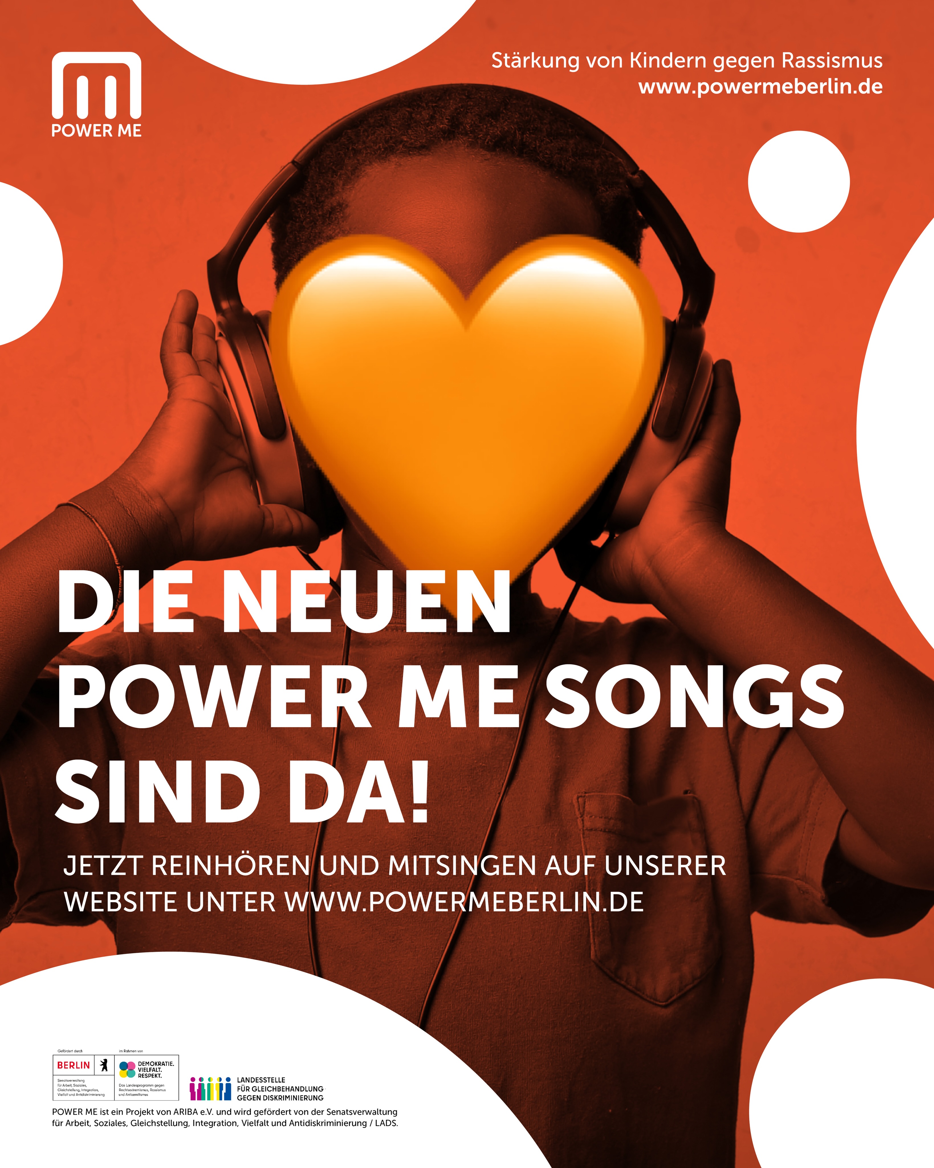 Hallo Welt, es gibt neue POWER ME Songs – jetzt zum Anhören und Mitsingen auf unserer Website!
Im Sommer 2025 sind im Rahmen des Rap- & Songwriting-Workshops für Kinder vier tolle neue Songs entstanden - geschrieben und produziert von Gandhi Chahine und Germain mit Unterstützung von Felicia Hilgert und Jonas Toaspern.
Die 4 neuen Songs wurden mit den Kids gemeinsam entwickelt und entpuppen sich erneut als Hits, die ab sofort auf unserer Website zum Anhören, Mitsingen und Tanzen verfügbar sind!
Eine POWER ME Produktion © 2025
© 2025 by Gandhi Chahine + Germain Bleich (SOG- Records / Sons of Gastarbeita)
Alle Rechte vorbehalten. Nutzung nur nach vorheriger, schriftlicher Genehmigung.
Einfach unsere Website besuchen und schon heißt es: Lautsprecher an für die neuen POWER ME Songs.
Euer
POWER ME Team
-
POWER ME ist ein Projekt von ARIBA e.V. und wird gefördert von der Senatsverwaltung für Arbeit, Soziales, Gleichstellung, Integration, Vielfalt und Antidiskriminierung / LADS
