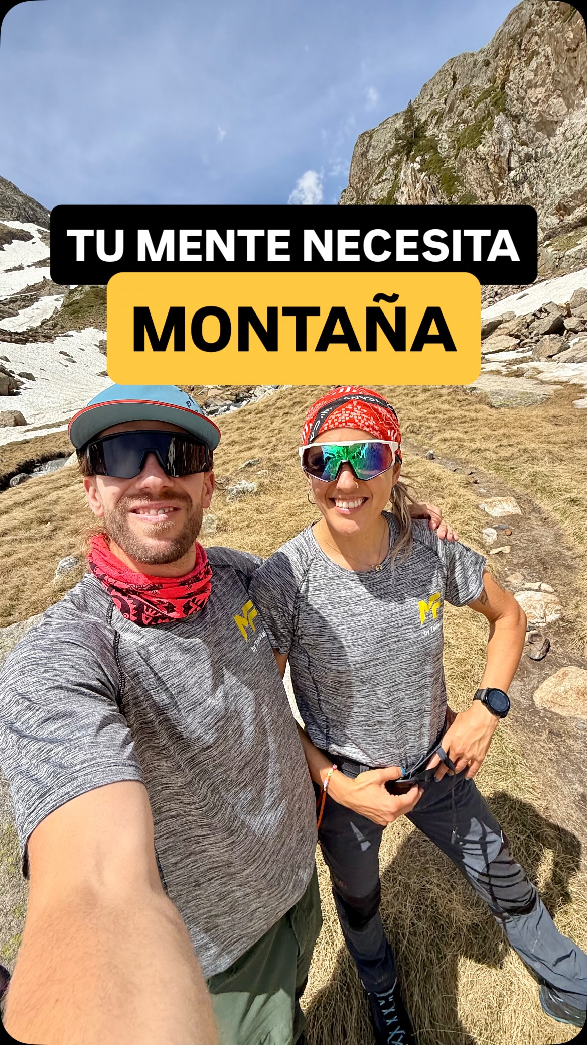 Vivimos rodeados de ruido, pantallas, prisas y notificaciones.
Y aunque no siempre podemos cambiar nuestro ritmo de vida, sí podemos cambiar el lugar donde pasamos unas horas.
La montaña no elimina los problemas, pero nos ayuda a verlos con más calma. Caminar entre árboles, respirar aire puro y alejarnos del ruido le da a nuestra mente el descanso que muchas veces lleva tiempo pidiendo.
No hace falta hacer una gran ruta. A veces, una mañana en la naturaleza es suficiente para volver a casa con la cabeza mucho más despejada.
¿Cuándo fue la última vez que sentiste esa sensación de desconectar de verdad?
🥾 Si quieres descubrir cómo la montaña puede ayudarte a sentirte mejor y aprender a disfrutarla con seguridad, síguenos. Aquí compartimos rutas, entrenamiento y todo lo que la montaña puede aportar a tu vida.