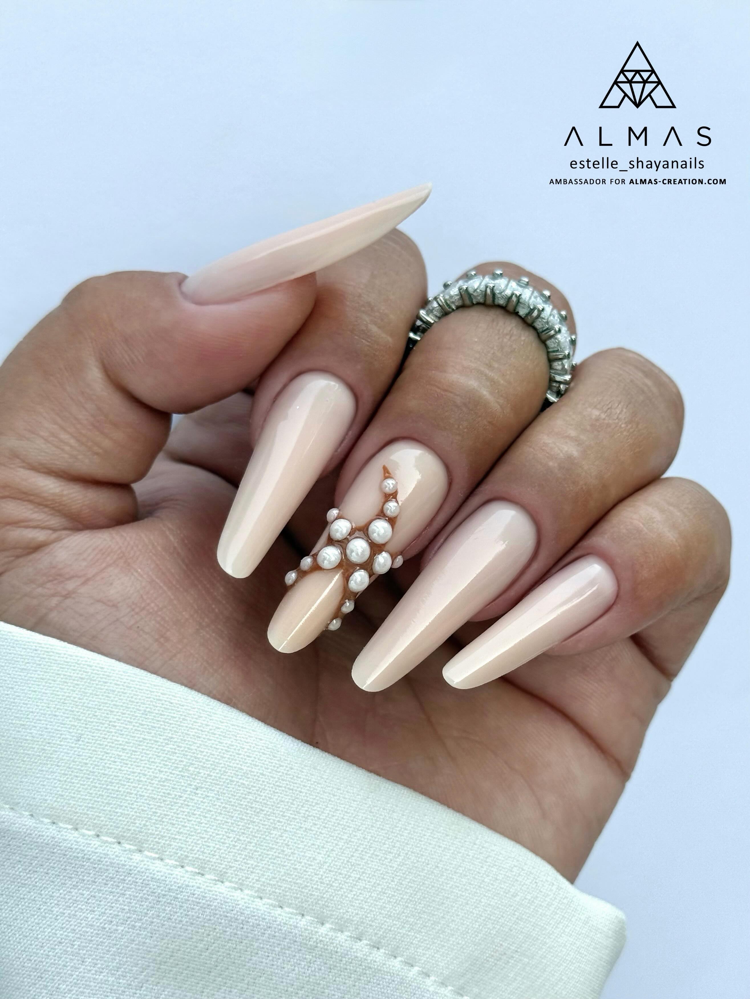 Avez-vous déjà reçu votre pot de Sandy? Qu’en avez-vous pensé à l’ouverture et à l’usage? 🤩
Estelle raffole de ce nouveau gel auto-égalisant à la texture fluide et ideal pour la technique du sans limage. Elle révèle toute la beauté de sa teinte en l’associant avec le vernis Golden Roots, les perles « Yes, I Do » et la finition brillante Diamond Top Coat. ✨
#buildergel #beigenails #almondnailshape #frenchnails #starnails