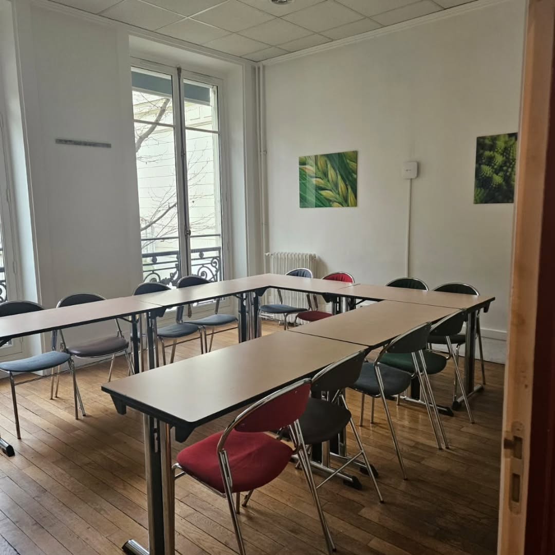 Gestion des conflits en intra pour une collectivité
Dans les collectivités, comment gérer les tensions du quotidien sans laisser les situations conflictuelles fragiliser la relation de travail ou la relation aux usagers ?
Un conflit mal géré peut rapidement installer de l’incompréhension, de la démotivation ou une dégradation du climat professionnel.
Pour les agents, savoir réagir avec calme, poser un cadre, écouter sans subir et formuler une réponse adaptée devient une compétence indispensable.
Dans le cadre d’une formation organisée par le CNFPT, GCR Organisation intervient en qualité de prestataire pour accompagner les agents sur la gestion des conflits.
En intra, la formation s’appuie sur les réalités de la collectivité : situations vécues, cas concrets, jeux de rôle, analyse des postures et outils de communication.
L’objectif : mieux comprendre les mécanismes du conflit, identifier ses propres réactions et repartir avec des techniques directement utilisables.
Merci au CNFPT (Centre national de la fonction publique territoriale) pour sa confiance.
Vous souhaitez accompagner vos équipes sur la prévention et la gestion des tensions ?
Découvrez nos formations sur mesure : www.gcrorganisation.com
#GCROrganisation #CNFPT #EfficacitéProfessionnelle #GestionDesConflits #Collectivités FormationIntra CommunicationProfessionnelle RelationsUsagers