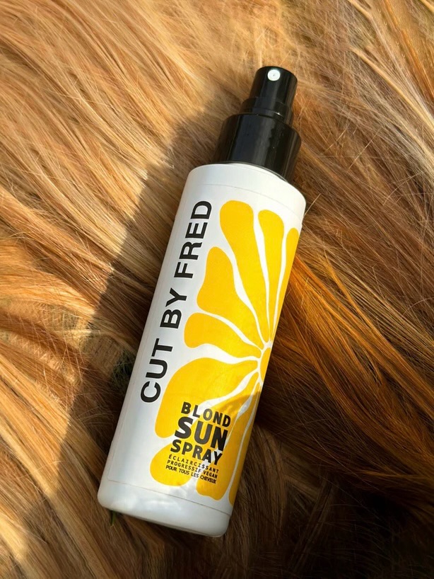 / ☀️Envie d’un blond effet retour de vacances ?
Le Blond Sun Spray @cutbyfred éclaircit progressivement les cheveux les cheveux blonds, méchés ou châtains clairs, pour révéler de jolis reflets dorés et un effet soleil naturel.
Formulé à 93 % d’ingrédients d’origine naturelle 🌿, il associe la camomille, reconnue pour ses propriétés éclaircissantes, et la glycérine végétale pour préserver la douceur et l’hydratation de la fibre capillaire.
Pour un résultat encore plus lumineux, laissez sécher vos cheveux au soleil ou utilisez un sèche-cheveux pour activer l’effet éclaircissant 🌼
.
.
.
.
.
.
.
.
.
.
#cutbyfred
#cheveuxblonds
#soincheveux
#cosmetiquesnaturels
#vegan