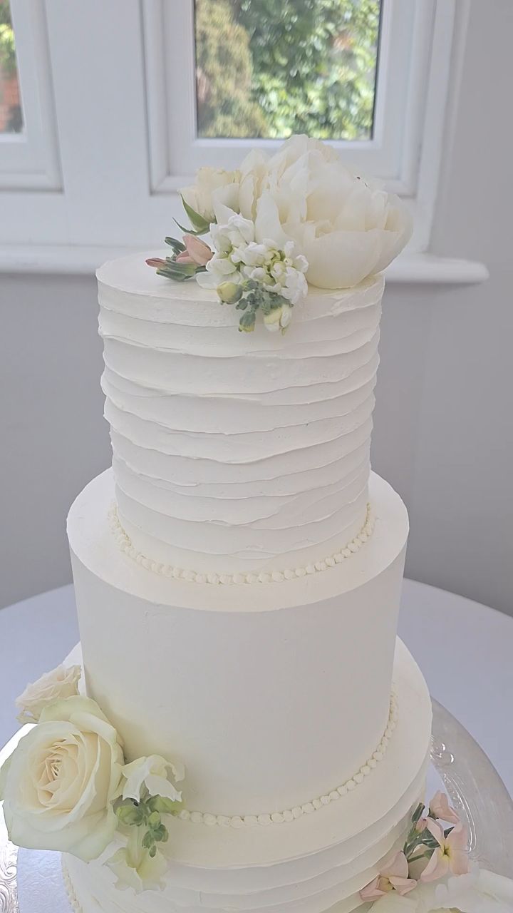 A timeless classic that never goes out of style 🤍💫
Soft textures, delicate florals & a beautiful setting at Rockbeare Manor 🤍
@rockbeare_manor_
@emmacorr95
@samg1996_
@fromthewildflorist
@sean_white_films
@aureliaallenphotography
#rockbeare #rockbearemanor #rockbearemanorwedding #timelessdesign
