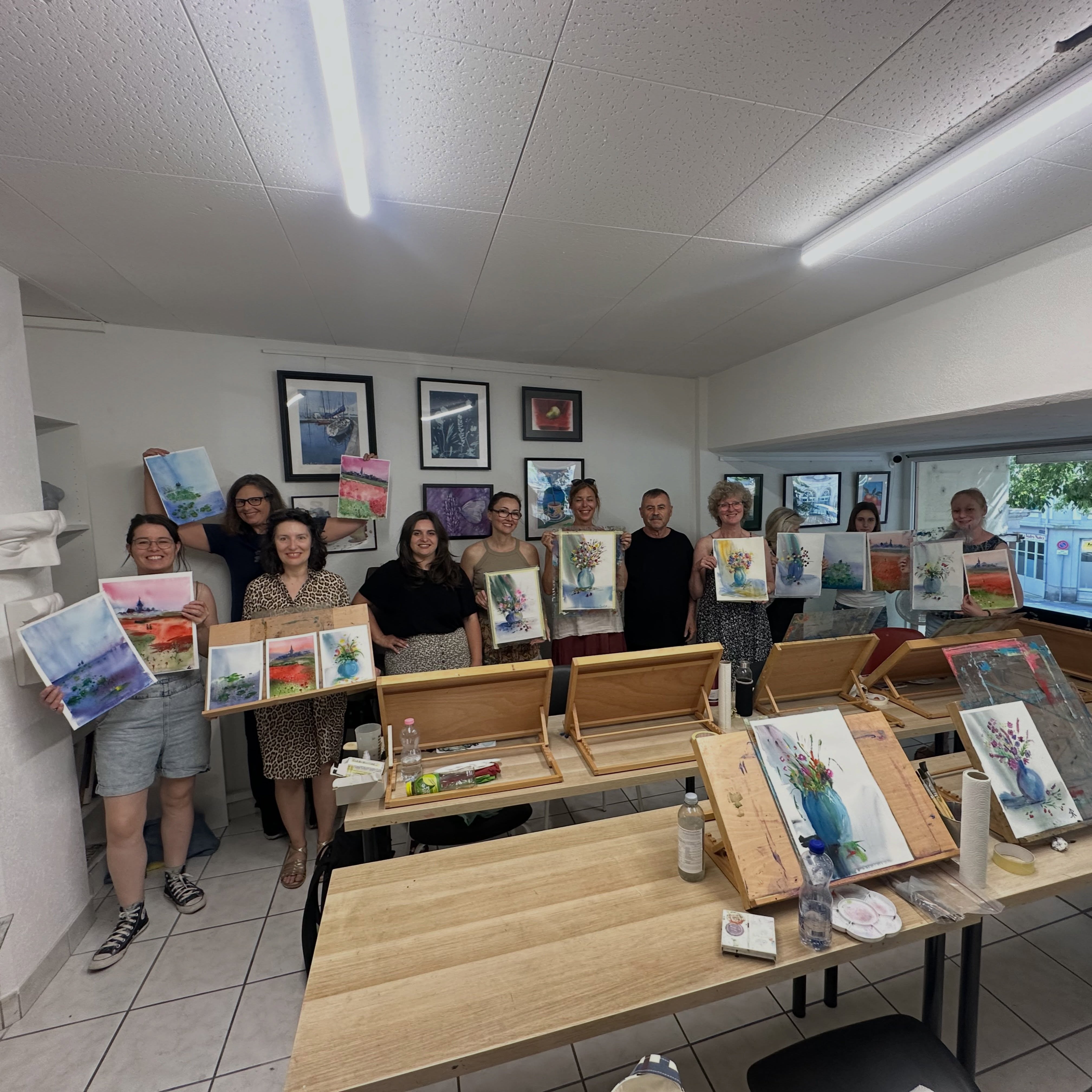 Le 21 juin, nous avons plongé dans un univers de lumière, d’eau et de délicatesse lors d’une masterclass d’aquarelle exceptionnelle à Artiloft Montreux, animée par le talentueux Ion Carchelan @ioncarchelan . ✨🎨
Sous sa guidance, nous avons exploré toute la subtilité de l’aquarelle transparente : comment un paysage prend vie progressivement, des premiers lavis légers jusqu’aux ombres, aux détails et à l’atmosphère finale.
Étape après étape, chaque œuvre s’est construite avec intention : composition, lumière, profondeur et émotion se sont révélées sur le papier. À la fin de cette journée intensive, chaque participant est reparti avec trois aquarelles terminées et une nouvelle compréhension de la manière de transformer l’observation en émotion.
Un immense merci à Ion Carchelan pour son partage généreux et son inspiration, ainsi qu’à tous les participants pour leur enthousiasme et leur magnifique travail. 💙