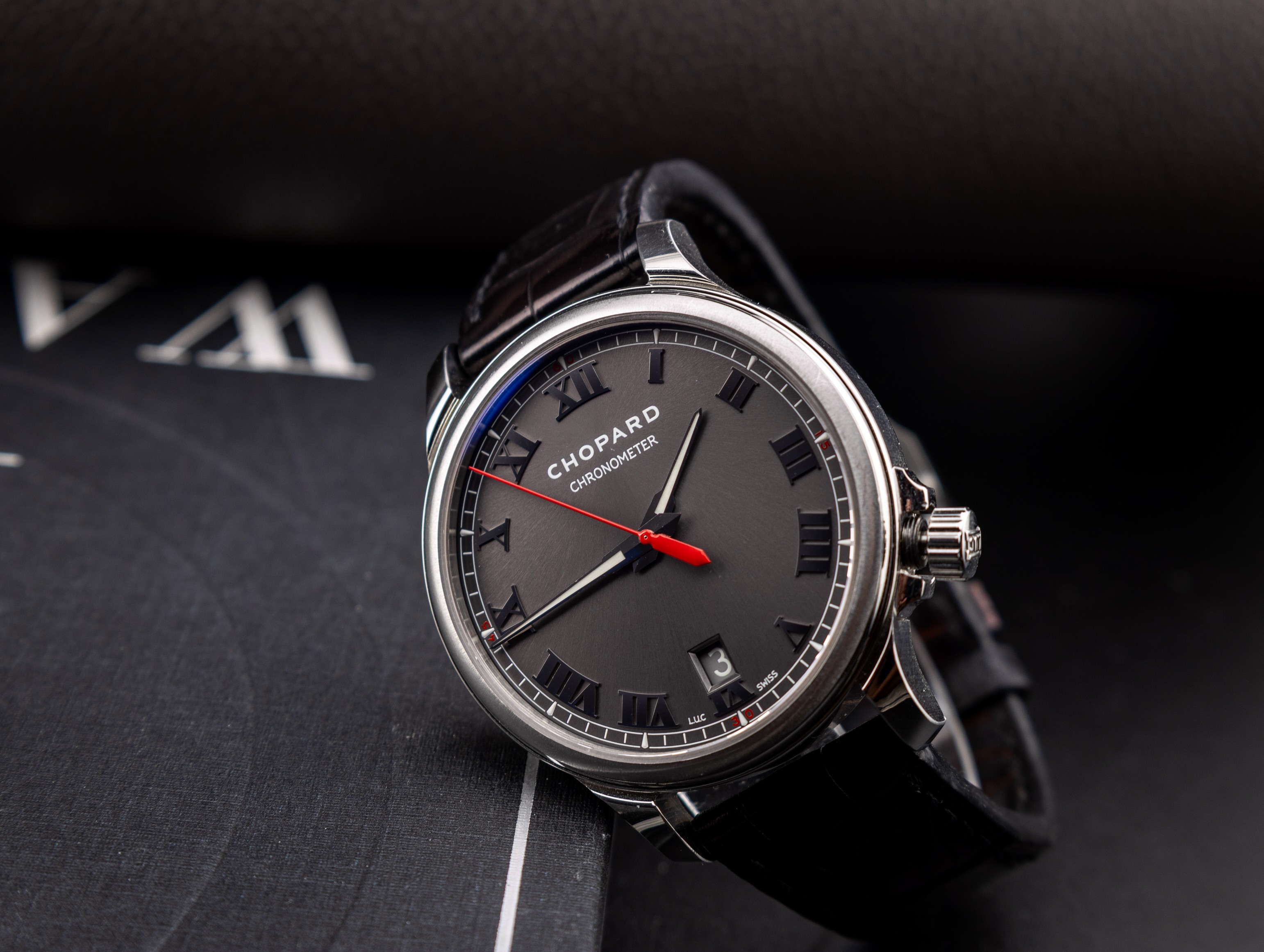 Not every #throwbackthursday watch has to be old. The Chopard L.U.C 1937 was released in 2010 to mark the brand’s 150th anniversary. The watch itself is neo-vintage: clean slate grey sunburst dial, applied Roman numerals, sharp Dauphine hands, and a red seconds hand that cuts through all that restraint like it a red-hot knife ❗️
What makes this watch particularly interesting is the L.U.C designation. It’s subtle, but IYKYK. It’s not just a marketing label — it means a fully in-house manufacture caliber, COSC chronometer certification, Côtes de Genève finishing, and 60 hours of power reserve. The kind of movement you’d expect to find in something twice the price.
There are only 1,937 examples of this limited edition. Quiet, purposeful, and just uncommon enough to make you look twice.
What’s your take on neo-vintage dress watches — underrated corner of the market, or not your thing? 👇
⌚️: @chopard L.U.C. 1937
#chopard #neovintage #vintagewatch #watchfam