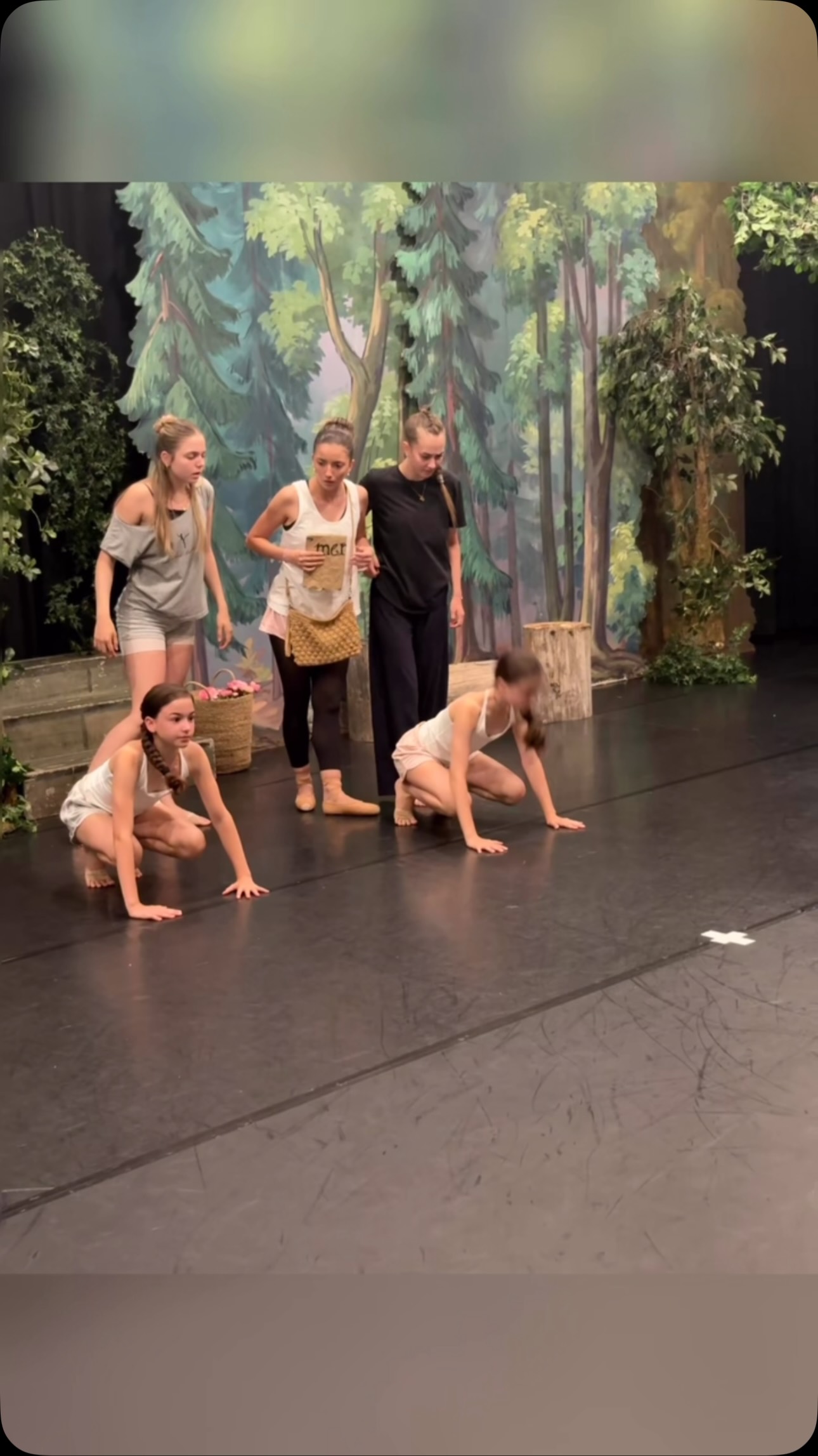 Day 2 on stage 🧑🩰🤩
Die Proben laufen auf Hochtouren 🔥
Nur noch vier Tage bis zur Première ♥️ Wir können es kaum erwarten, unsere EMERALD DREAMS 🌙 auf der grossen Bühne zu präsentieren ✨
Für beide Sonntagsvorstellungen sind noch Tickets erhältlich 🎟️
#dancestudents #excited #EmeraldDreams #ballet #dancelife stagerehearsal @balletschool_barbara_bortoli @laurentwoods_