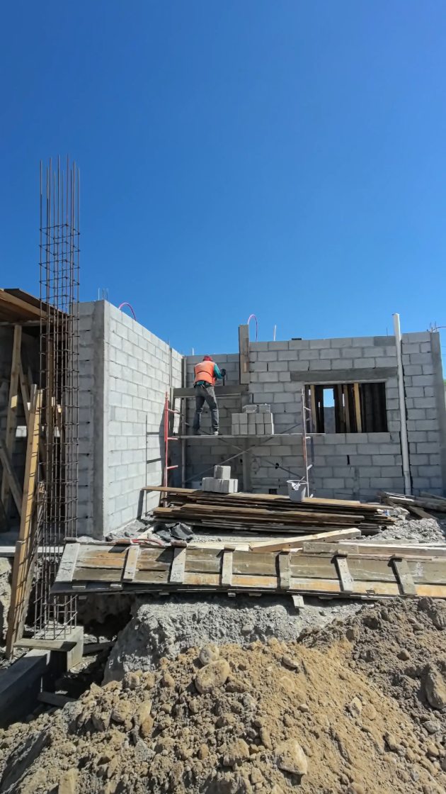 Avance de Obra en Las Acequias
Urbanización y Levantamiento de muros 🏡
.
.
#casas #residencial #construcción #avancedeobra #desarrolloinmobiliario #construction