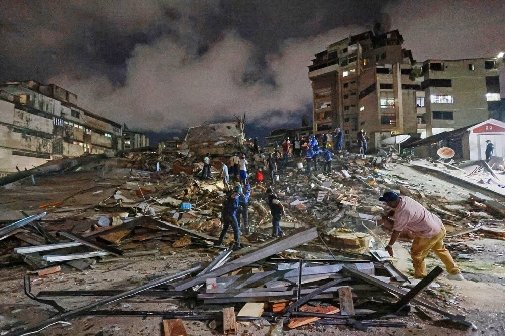 🇻🇪 A Venezuela vive uma de suas maiores tragédias em mais de um século!
Dois terremotos de grande intensidade atingiram o país em um intervalo de apenas 39 segundos: o primeiro de magnitude 7,2 e o segundo, ainda mais forte, de magnitude 7,5. O tremor mais intenso é considerado o mais forte registrado no país desde 1900.
Até o momento, as autoridades confirmam centenas de mortos e feridos, enquanto milhares de pessoas seguem desaparecidas em áreas fortemente afetadas, especialmente na região de Caracas e La Guaira. Equipes de resgate continuam trabalhando entre os escombros na busca por sobreviventes.
Em momentos como este, fica evidente a importância da ajuda humanitária qualificada, capaz de levar rapidamente equipes de busca e resgate, atendimento médico, abrigo, água e apoio às populações afetadas. Mas também fica claro o tamanho do desafio: em um país que enfrenta há anos uma profunda crise econômica, social e institucional, fazer a ajuda chegar a quem mais precisa é uma tarefa ainda mais complexa. A solidariedade salva vidas, mas a logística, a coordenação e o acesso são tão importantes quanto a própria ajuda.
Seguimos acompanhando de perto o desenrolar desta tragédia na Venezuela e trazemos mais informações em breve. 🙏🏻