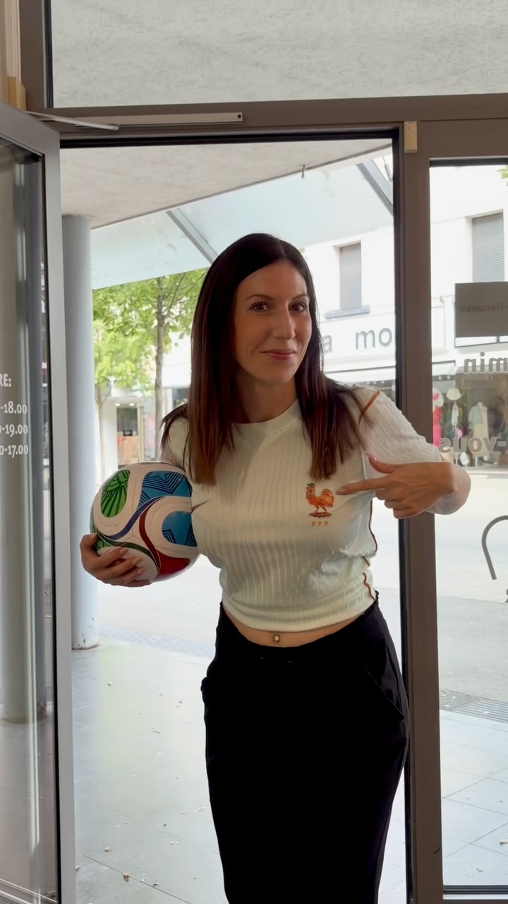 ⚽ Quand les supporters viennent au salon... ça finit rarement sans débat 😅✂️
Ici, toutes les équipes sont acceptées... enfin presque 😂
👇 Dites-nous en commentaire :
Quelle équipe vous supportez ?
#Luxembourg #salondecoiffure #clubworldcup #coupedumonde2026