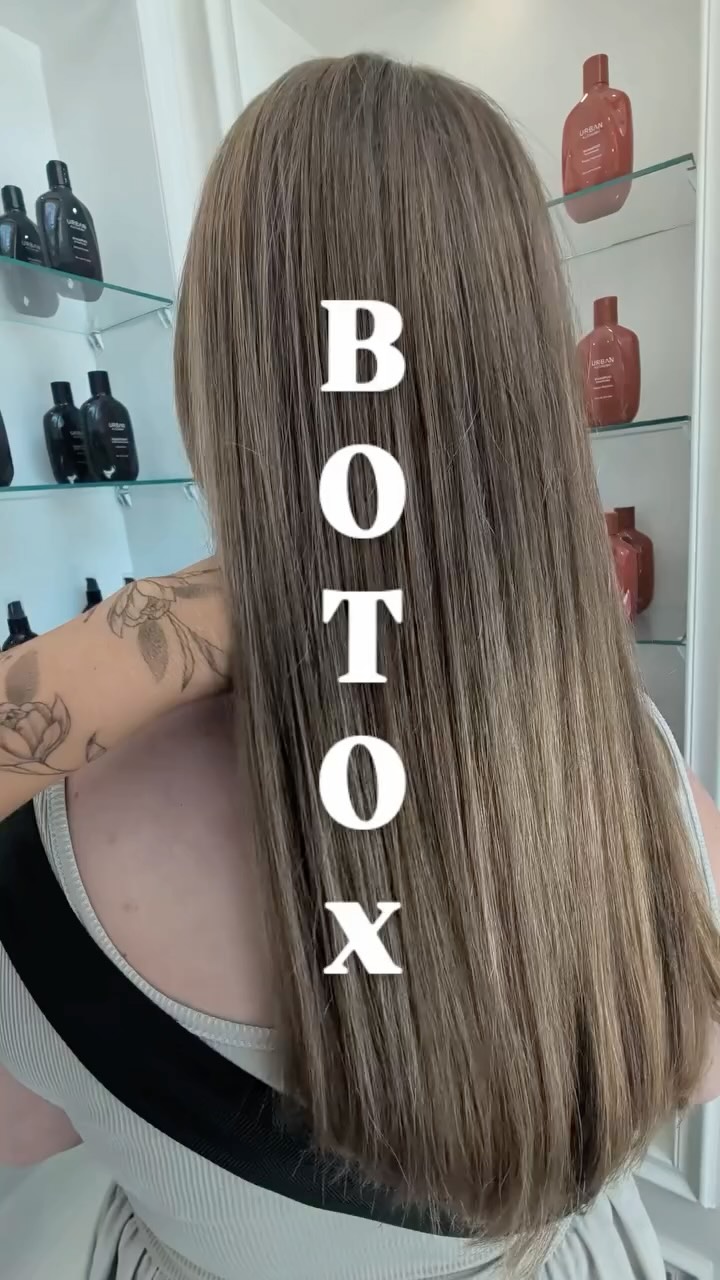 ✨ Le soin Botox a déjà conquis nos clientes… et toute notre équipe 🤍
✔ Répare les cheveux en profondeur
✔ Redonne brillance et élasticité
✔ Jusqu’à 50 % de frisottis en moins
Des cheveux sublimés dès la première application 🤍😍
Et toi, tu l'as déjà testé ? ✨