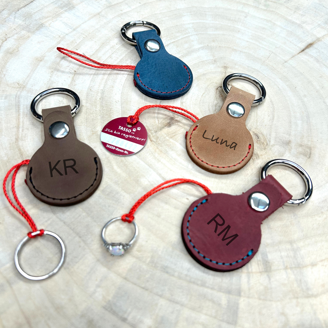 Sicher verstaut, schnell griffbereit
Kleine Essentials verdienen einen festen Platz. Das handgefertigte Leder-Etui YAMY bewahrt Ringe, Hundemarken oder andere kleine Schätze: https://sboost.co/gmm7l0
#hundemarke #lederetui #taschenanhänger #personalisiert #hundeliebe