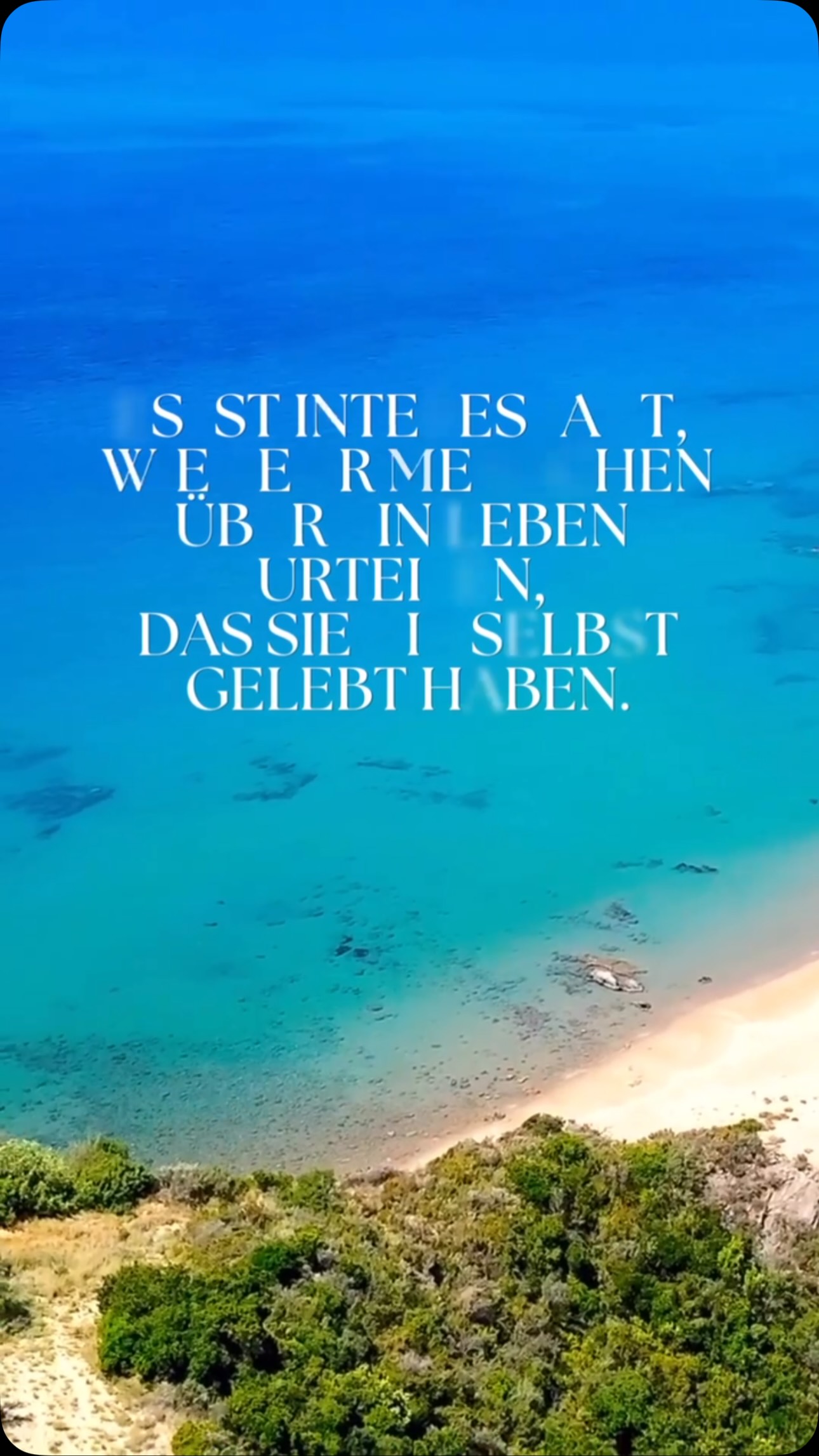 Viele sehen heute nur das Ergebnis.
Sie sehen Bilder.
Sie sehen Meer.
Sie sehen Ruhe.
Sie sehen Freiheit.
Was die wenigsten sehen,
ist der Weg dorthin.
Die Zweifel.
Die Enttäuschungen.
Die schlaflosen Nächte.
Die Momente, in denen ich dachte, ich schaffe das alles nicht.
Ich musste lernen loszulassen.
Menschen.
Erwartungen.
Ein Leben, das sich längst nicht mehr nach meinem angefühlt hat.
Und glaub mir, dass war nicht leicht.
Aber irgendwann kommt dieser Punkt,
an dem du verstehst:
So wie bisher… geht es nicht weiter.
Also habe ich etwas verändert.
Radikal.
Nicht für andere.
Nicht um jemandem etwas zu beweisen.
Ich habe es getan,
um mir selbst wieder näher zu kommen.
Um wieder zu fühlen, wer ich bin.
Ohne Masken.
Ohne ständiges Funktionieren.
Einfach ich.
Wenn du wissen willst, was wirklich hinter diesem Leben steckt …
dann bleib hier. 🤍#mirellagoestoitaly #neuanfang #selbstvertrauen #italy #calabria