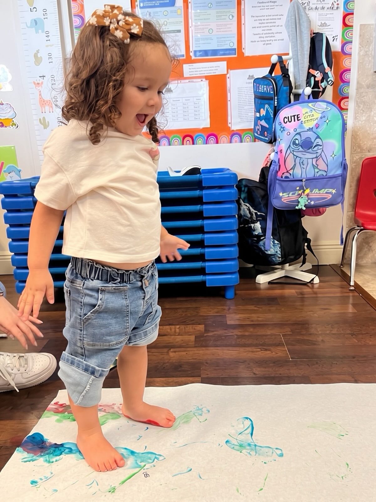 🎨 Total Exploration: The body as a tool for learning 👣✨
For young children, the world is discovered through touching, moving, and feeling. Integrating bodily movement with artistic expression is fundamental to their development.
The most powerful learning happens when we allow them to explore freely!
💬 What is your little ones’ favorite art activity? 👇 Let us know in the comments!