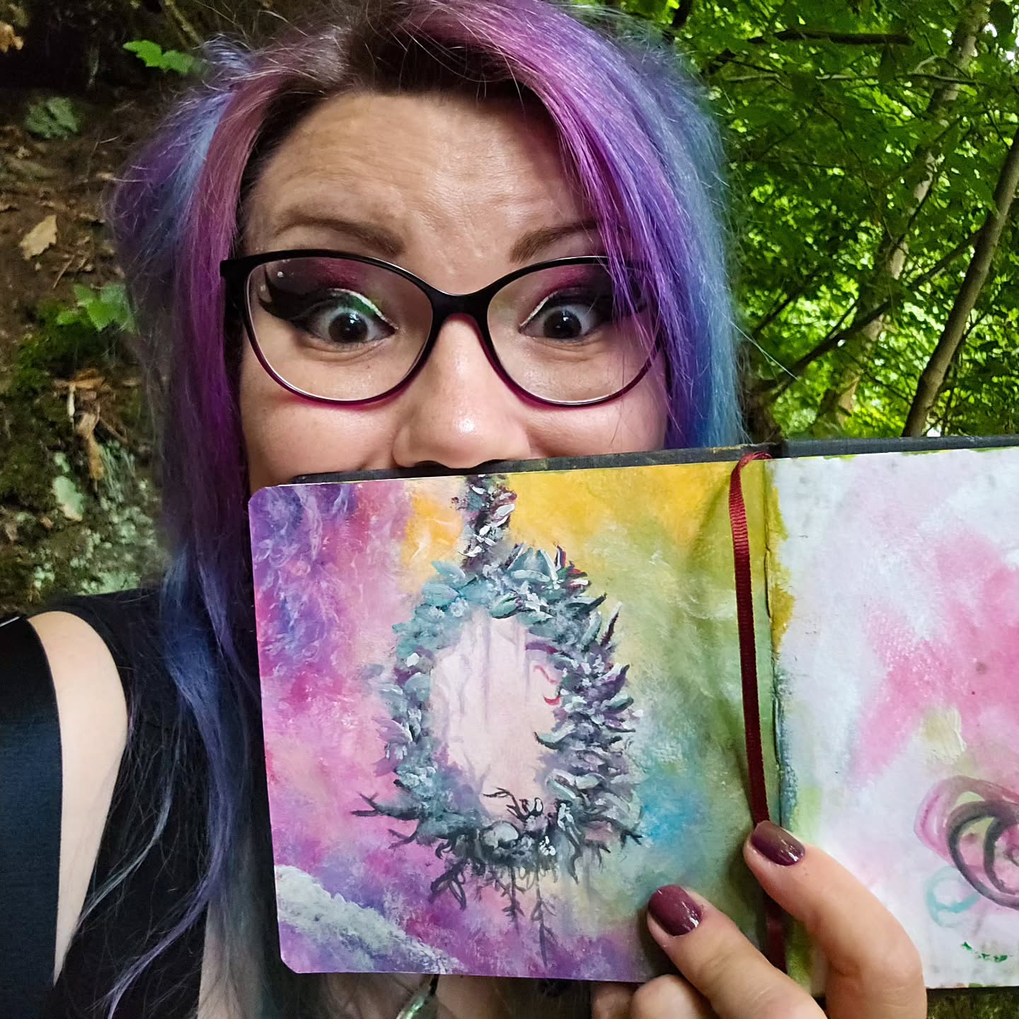 Ich bin wieder Zuhause! Zehn Wochen Trauma/Psychotherapie sind geschafft und waren sehr intensiv. Es geht mir besser und ich habe in den letzten Wochen einige neue kreative Möglichkeiten für mich entdeckt.
Zum Beispiel habe ich seit Jahren wieder Kleidung gebleicht. Oder sagen wir lieber: Mit Bleiche auf Shirts gemalt und gesprüht. Pflanzen sammeln und diese zu Schablonen umzufunktionieren, hat mir viel Spaß gemacht. Im Wald Material sammeln, pressen und danach kreativ austoben kann ich seeeehr empfehlen und ich werde nach weiterer Übung auch Kleidung/Patches in mein Sortiment aufnehmen.🙂↕️💕 Batiken war ebenso eine schöne Erfahrung. Davon zeige ich euch später etwas.
Was mir am meisten Freude bereitet hat, ist die Arbeit mit Holz. Ich liebe Schnitzen; könnte ich stundenlang machen. Wenn meine Hand nicht irgendwann aufgeben würde. Dazu muss ich noch ein gesundes Verhältnis finden. 😅 Aktuell arbeite ich an einem Raben und einem Eisvogel aus Lindenholz. Der Schnabel des Eisvogels ist inzwischen um einiges schmaler. Beide Figuren möchte ich am Ende bemalen. 🫶🏻 Außerdem habe ich in der letzten Woche einen Holzschnitt für Drucke angefertigt. Habe direkt Linoldruckfarbe bestellt. Hehe. 💕
Hättet ihr Interesse an einem dieser Drucke? Jeder Druck ist quasi ein Original, da Farbauftrag usw. im Druckprozess variieren kann.
Wie findet ihr die verschiedenen Möglichkeiten? Was findet ihr am spannendsten? Schnitzt ihr selbst? Ich bin gespannt.
Ich hoffe ihr hattet eine gute Zeit.🫶🏻
Künstlerin aus Deutschland • Kunst • Holzschnitt • Batiken • DIY Shirts • bleach clothing • Holzfiguren • Kreativ • DIY
#artist #darkart #painting #art #artistherapy