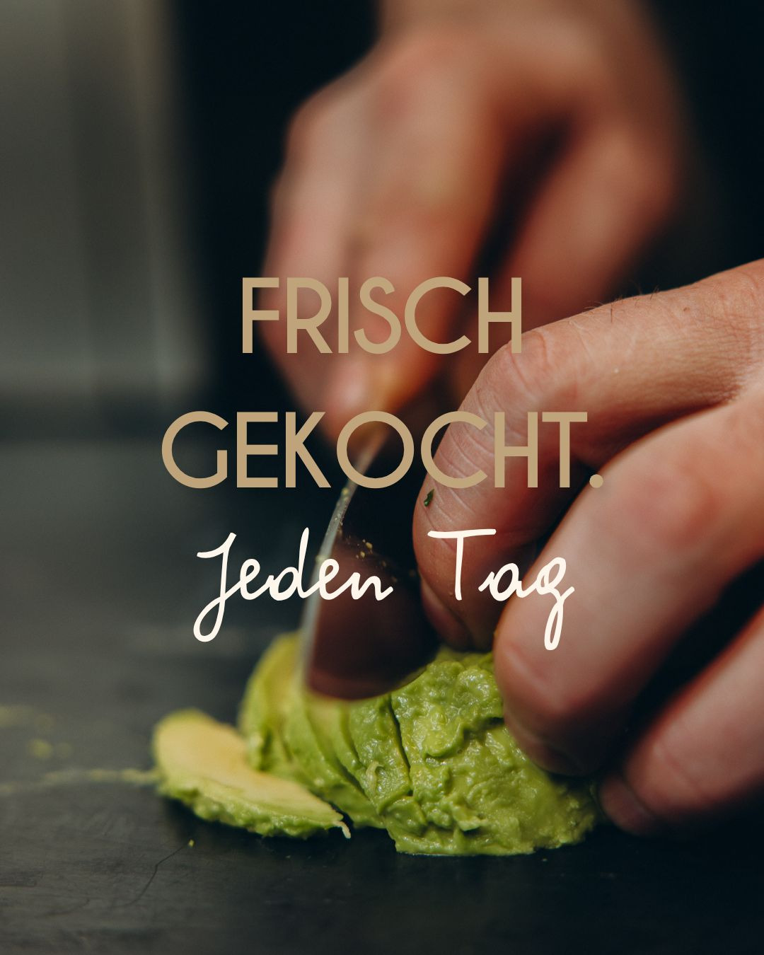 Wer regelmäßig bei uns isst, weiß es vielleicht schon.
In unserer Küche wird täglich frisch gekocht. Alle Gerichte entstehen direkt vor Ort, ohne Fertigprodukte und ohne die Abkürzungen, die man heute oft findet.
Gute Zutaten, etwas Zeit und Menschen, die ihr Handwerk verstehen. Mehr braucht es oft nicht.
Das schmeckt man.