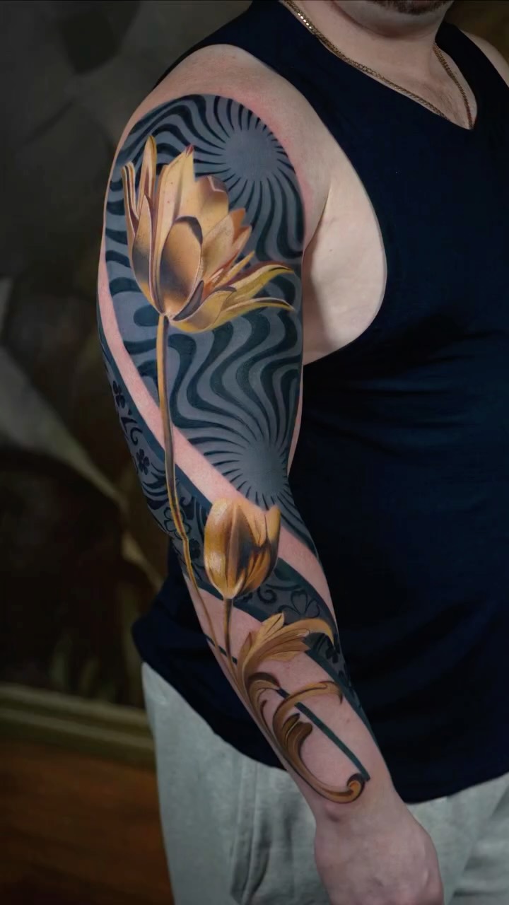 The original idea of this was a black band and a tulip. After our consult my client trusted me to come up with something a little more original that still holds the tulip and blackwork idea but actually flows and accentuates his body more.
And for artists that where asking me, no it’s not opaque grey, it’s saturated greywash under the black pattern work