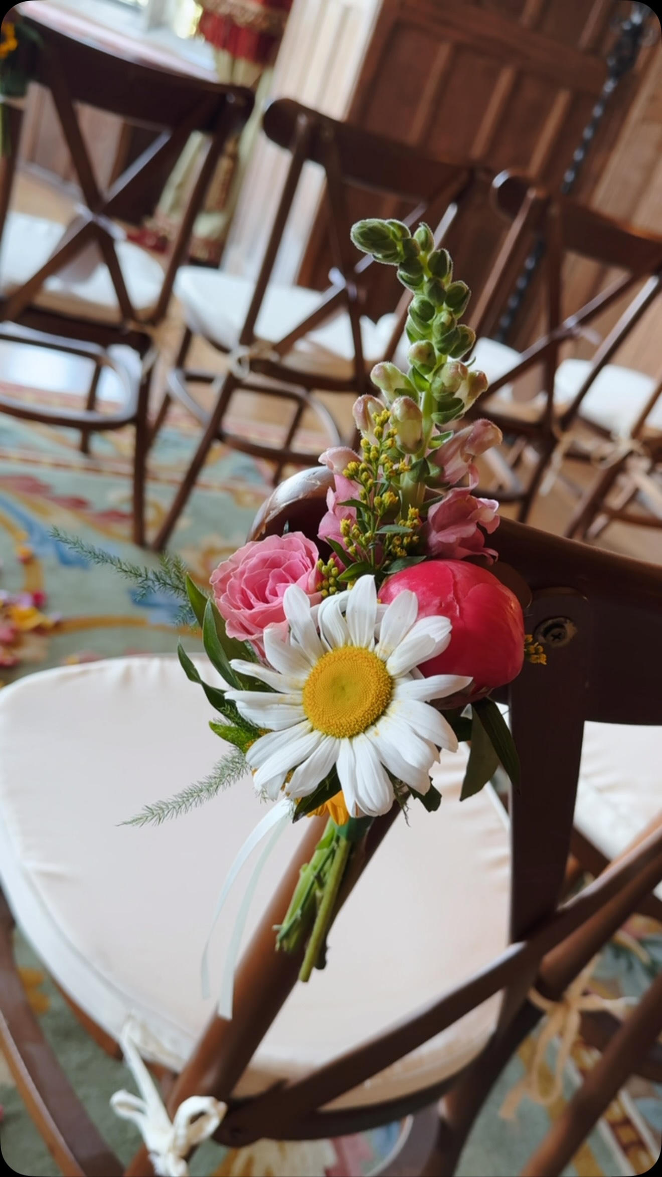 We had the pleasure of designing this beautiful, colourful wedding at the end of May @lympnecastle - it was an incredibly hot day but the flowers looked as fresh as a daisy and kept their cool in this stunning venue
#weddingflowers #essexflorist #weddinginspiration #floraldesign #weddingflorals