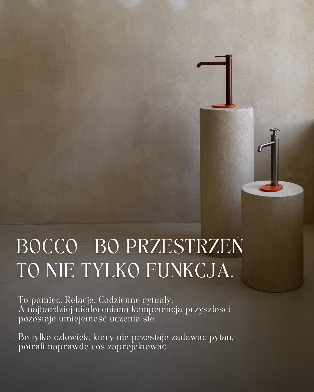 Podczas spotkania @bocco_pl wiele mówiło się o sztucznej inteligencji. Nie jako o futurystycznej ciekawostce ani zagrożeniu. Raczej jako o narzędziu, które coraz śmielej wkracza do procesu projektowego. Ale być może najważniejsze pytanie nie brzmi już:
Czy AI zastąpi architektów?
Znacznie ciekawsze wydaje się inne.
Co stanie się z człowiekiem, jeśli pozwoli się wyręczyć z myślenia?
Technologia od zawsze obiecywała nam jedno — że będzie szybciej. Dziś po raz pierwszy zaczyna obiecywać również, że nie będziemy musieli myśleć. I właśnie tutaj pojawia się pewien paradoks.
Im więcej oddajemy maszynom, tym większego znaczenia nabierają kompetencje, których nie da się wygenerować jednym poleceniem.
Uważność.
Intuicja.
Empatia.
Umiejętność prowadzenia rozmowy.
Odwaga, by zakwestionować pierwsze rozwiązanie.
To przecież z nich rodzi się dobra architektura.
Projekt nie zaczyna się od programu. Zaczyna się od człowieka. Od zrozumienia jego sposobu życia, emocji i potrzeb.
AI może zaproponować tysiące układów funkcjonalnych. Nie wie jednak, dlaczego ktoś od dwudziestu lat siada codziennie przy tym samym oknie. Nie pamięta zapachu drewna po letnim deszczu. Nie zna światła, które o siódmej rano wpada do kuchni.
Bo przestrzeń to nie tylko funkcja.
To pamięć.
Relacje.
Codzienne rytuały.
Coraz częściej myślę, że największym luksusem przyszłości nie będzie dostęp do technologii.Będzie nim zdolność pozostania uważnym wtedy, gdy wszystko wokół zachęca do skracania drogi.
W świecie, który nagradza szybkość, łatwo pomylić tempo z jakością. Tymczasem to, co naprawdę wartościowe, nadal wymaga czasu. Rozmowy. Obserwacji. Błędów. Zmiany zdania.
Paradoksalnie więc sztuczna inteligencja może okazać się nie tyle sprawdzianem technologii, ile sprawdzianem naszego człowieczeństwa.
Coraz częściej słyszymy, że kompetencją przyszłości będzie umiejętność korzystania z AI.
Być może.
Ja po tym spotkaniu wyniosłam inną refleksję.
Najbardziej niedocenianą kompetencją przyszłości pozostaje umiejętność uczenia się.
Bo tylko człowiek, który nie przestaje zadawać pytań, potrafi naprawdę coś zaprojektować😉
BOCCO pięknie to robisz.