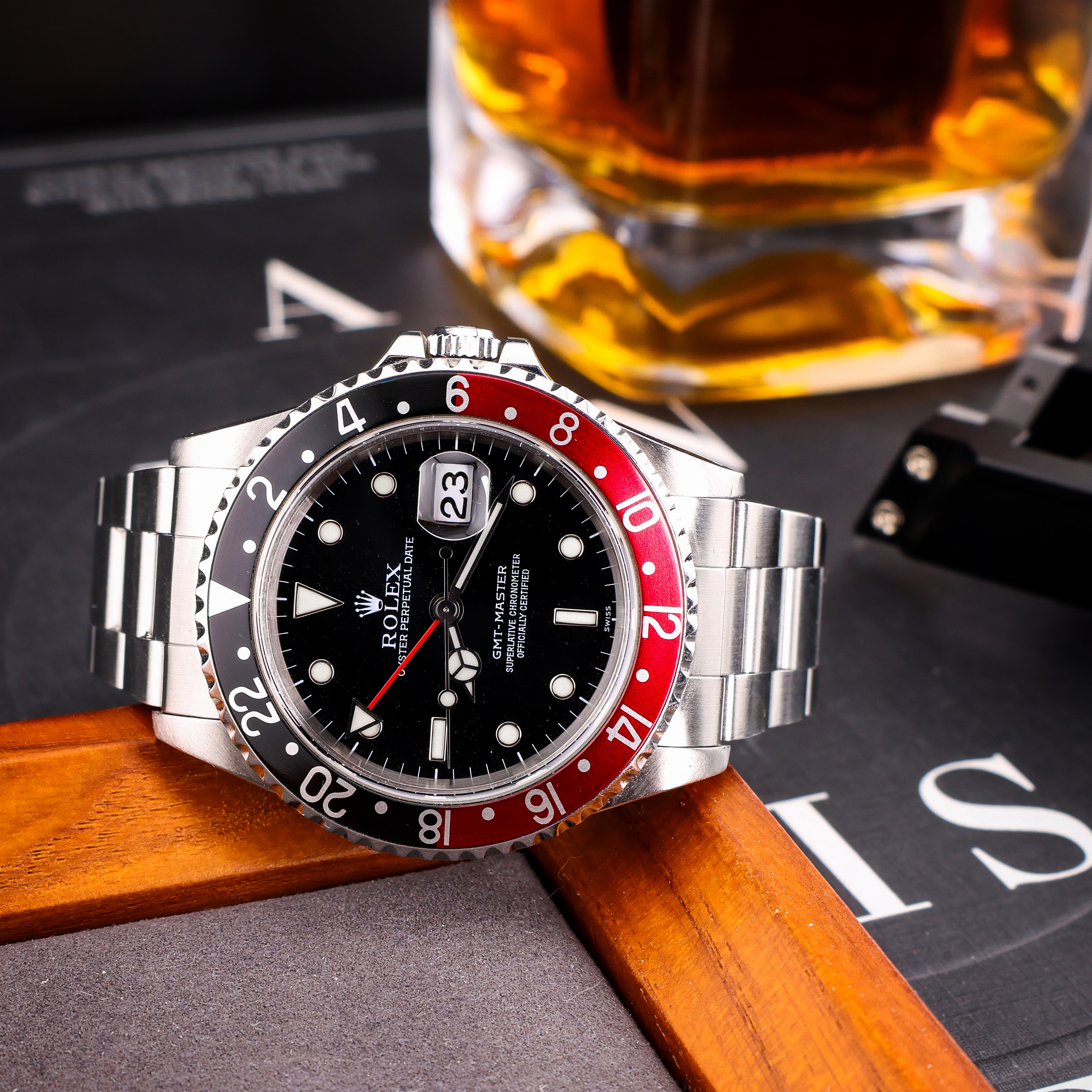 Wednesday means it’s #whiskeywednesday and that means I get to pair something aged with something even older 🗓️🥃
The Rolex GMT-Master 16700 “Coke” has been around long enough to earn its character — that red and black bezel, the lacquer black dial, the way an older reference just carries itself differently than anything coming out of Geneva today. Like a good pour, it only gets better with time.
Cheers to the classics. 🥃
⌚️: @rolex GMT Master 16700
#rolexgmtmaster #gmtmaster #rolex #watchfam