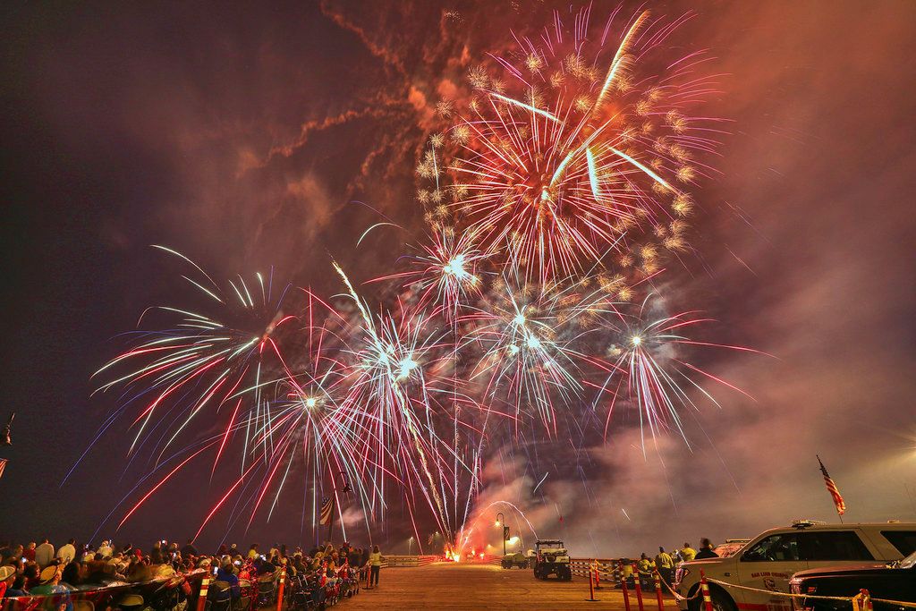 Red, white, & beach views. 🌊✨
.
4th of July is almost here and there’s nothing quite like fireworks lighting up the sky over the Pismo Beach Pier. 🎆
.
Stay at Inn at The Pier and spend your holiday weekend steps from the celebration, beach days, local fun, and those can’t-miss summer moments.
.
Book your holiday getaway through the link in bio.