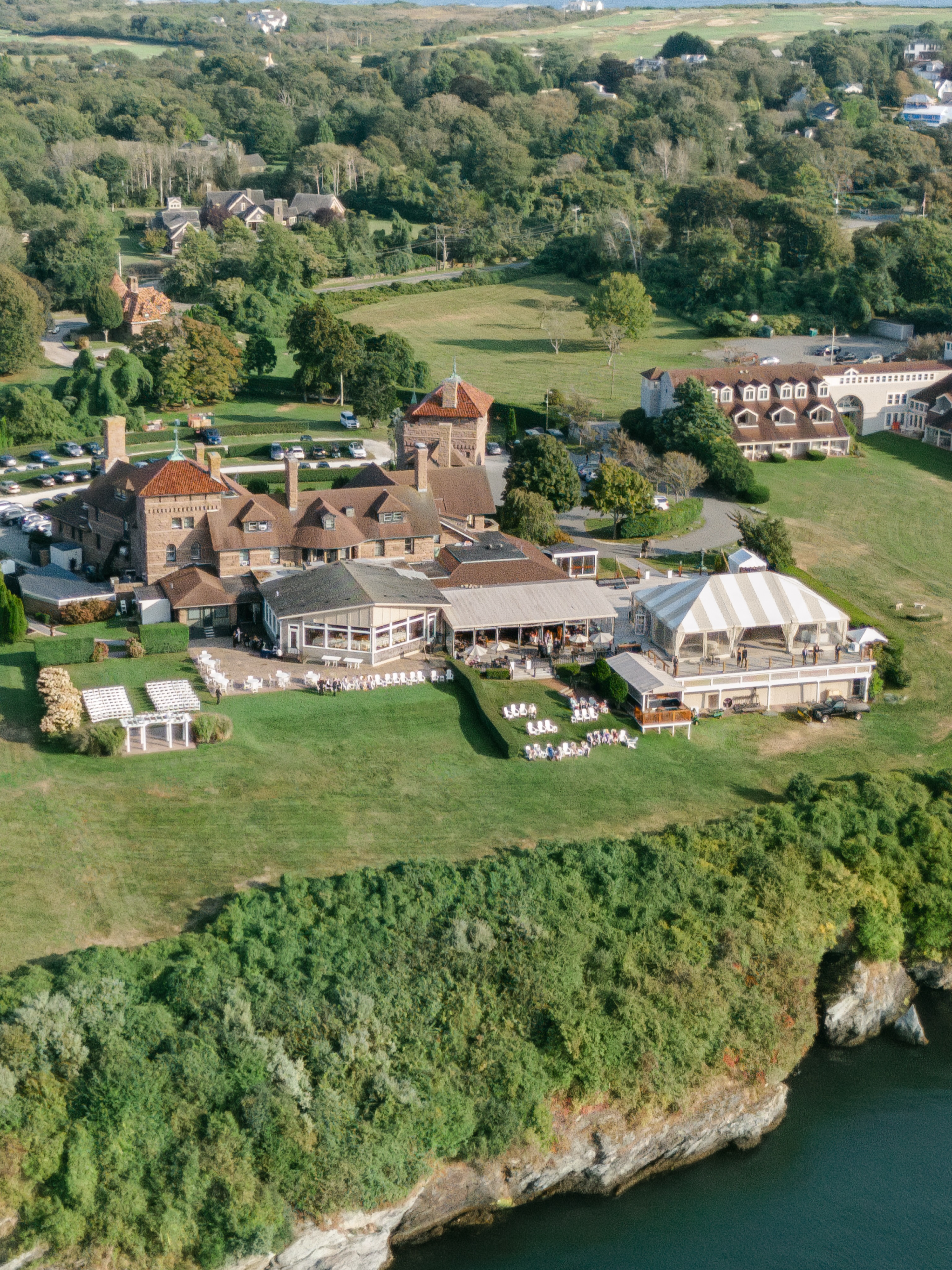 This is the kind of wedding venue makes me fall in love with New England time and again. Perched high above the ocean, OceanCliff combines dramatic coastal views with the classic elegance Newport is known for. As a wedding photographer, venues like this are always inspiring from the ground and even more incredible from above. #NewportWedding #CoastalWedding #NewportWeddingPhotographer #NewEnglandWeddings