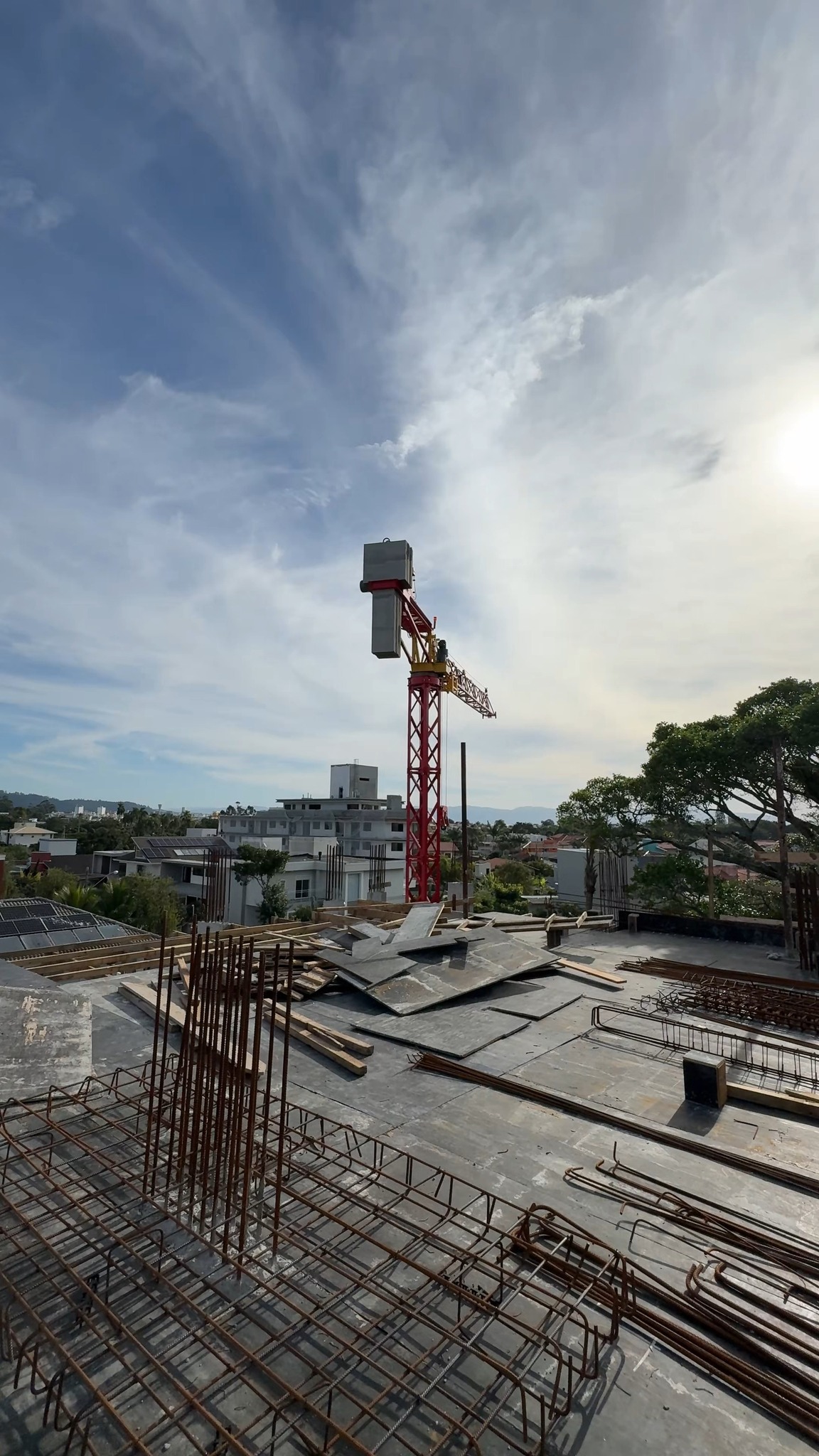 A Mar Azul seleciona materiais que garantem durabilidade e elegância. É essa precisão construtiva que assegura o sucesso do imóvel a longo prazo, desde a entrega das chaves até o suporte pós-obra.