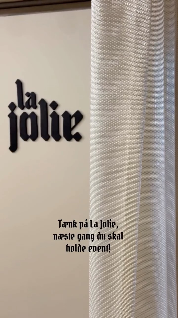 🖤 VIDSTE DU!?
.. at du kan leje vores kælder? 🤭
Vidste du, at du kan leje vores kælder enten til på faste eftermiddage/aftener til en række af eller enkeltstående workshops, fremlæggelser, netværksmøder eller andre hyggelige events? ✨
Vi har forskellige muligheder alt efter behov.
Hvis du ønsker at leje kælderen en enkelt aften koster det 1.500 kr.
Skal du afholde flere arrangementer, har vi en god pris på 1.000 kr. pr. event.
Ønsker du at have kælderen til rådighed en hel dag, er prisen 3.000 kr.
Har du brug for en anden løsning eller en særlig opsætning, så tager vi en snak om det. Jeg er trods alt jyde, så jeg er altid klar på at finde en aftale, der giver mening for begge parter! 😊
For os handler det ikke kun om at leje kælderen ud. Vi elsker, når stedet bliver fyldt med liv, gode mennesker, nye idéer og masser af skøn energi. Derfor betyder det meget for os at skabe rammer, hvor folk har lyst til at mødes, dele viden og skabe noget sammen. 🫶🏼
Så hvis du går med en idé eller planlægger et arrangement, så tøv endelig ikke med at række ud! Vi finder helt sikkert en løsning, der passer os begge. 😍
Du kan fange os her på Instagram eller skriv os en mail på info@lajolie.dk! 🔥
Vi glæder os til at høre fra dig. ❤️
#lajoliedk #heledig #udlejning #events