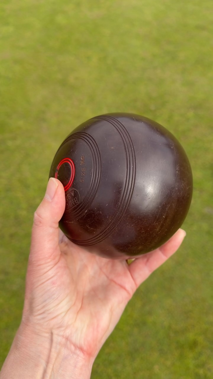 Unlike tenpin bowling balls or pétanque balls which are round, lawn bowls have a bias cut into one side so they roll with a curve. Think of them as wheel which will always fall into the biased side and curve in that direction. The bias is always the side with the smaller circle. It means that you don’t aim for the ‘jack’ (the white target ball), you have to aim to the side. You can bowl forehand or backhand, just remember to check your bias!
#lawnbowlsforlife #parliamenthillbowlsclub #lawnbowls #parliamenthill #thatshowweroll
