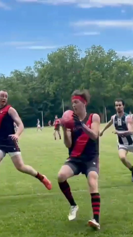 Missing some footy on this bye week?
Enjoy a no-look handball into a left-footed snap from the boundry!
Can't wait until next saturday!
#AsAPack