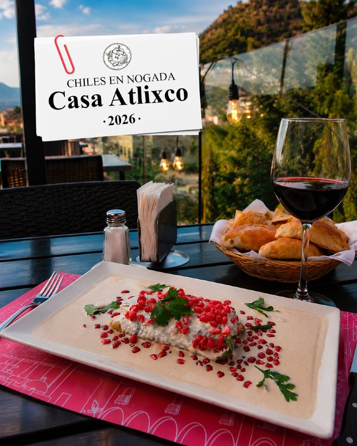 🍷Tradición, sabor y una vista espectacular. ✨
Disfruta nuestro delicioso Chile en Nogada acompañado de una copa de vino y una de las mejores vistas de Atlixco. 😍⛰️
📍 Te esperamos en Casa Atlixco. 🏡✨
